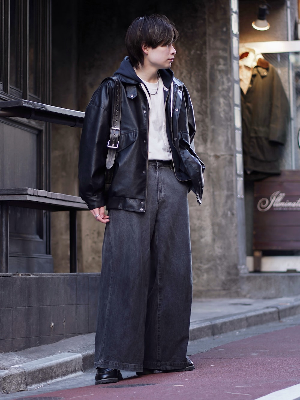 ブラック系のブルゾン、ブルー系のパーカー、ホワイト系のTシャツ/カットソーを着用したメンズの春コーディネートの2枚目の写真