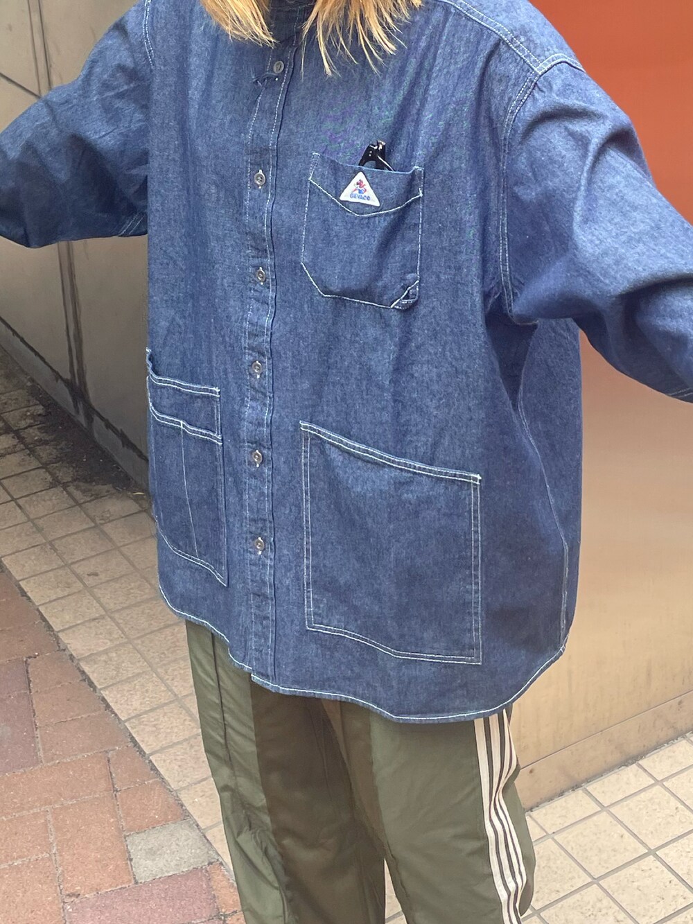 レッド系のその他パンツ、ブルー系のシャツ/ブラウス、ブラウン系のスニーカーを着用したレディースの夏コーディネートの3枚目の写真