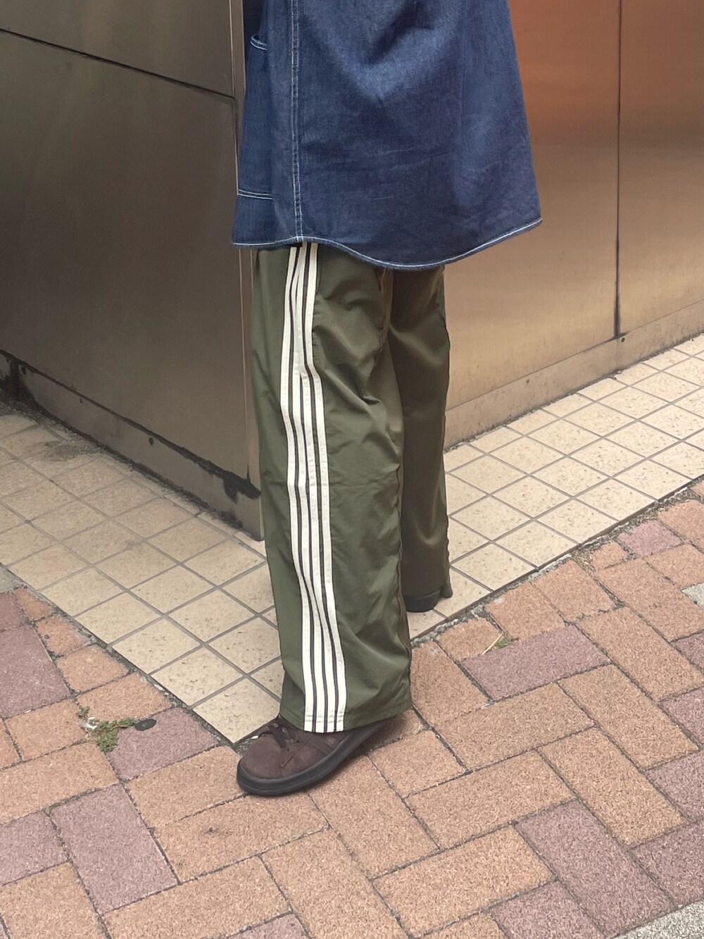 レッド系のその他パンツ、ブルー系のシャツ/ブラウス、ブラウン系のスニーカーを着用したレディースの夏コーディネートの4枚目の写真