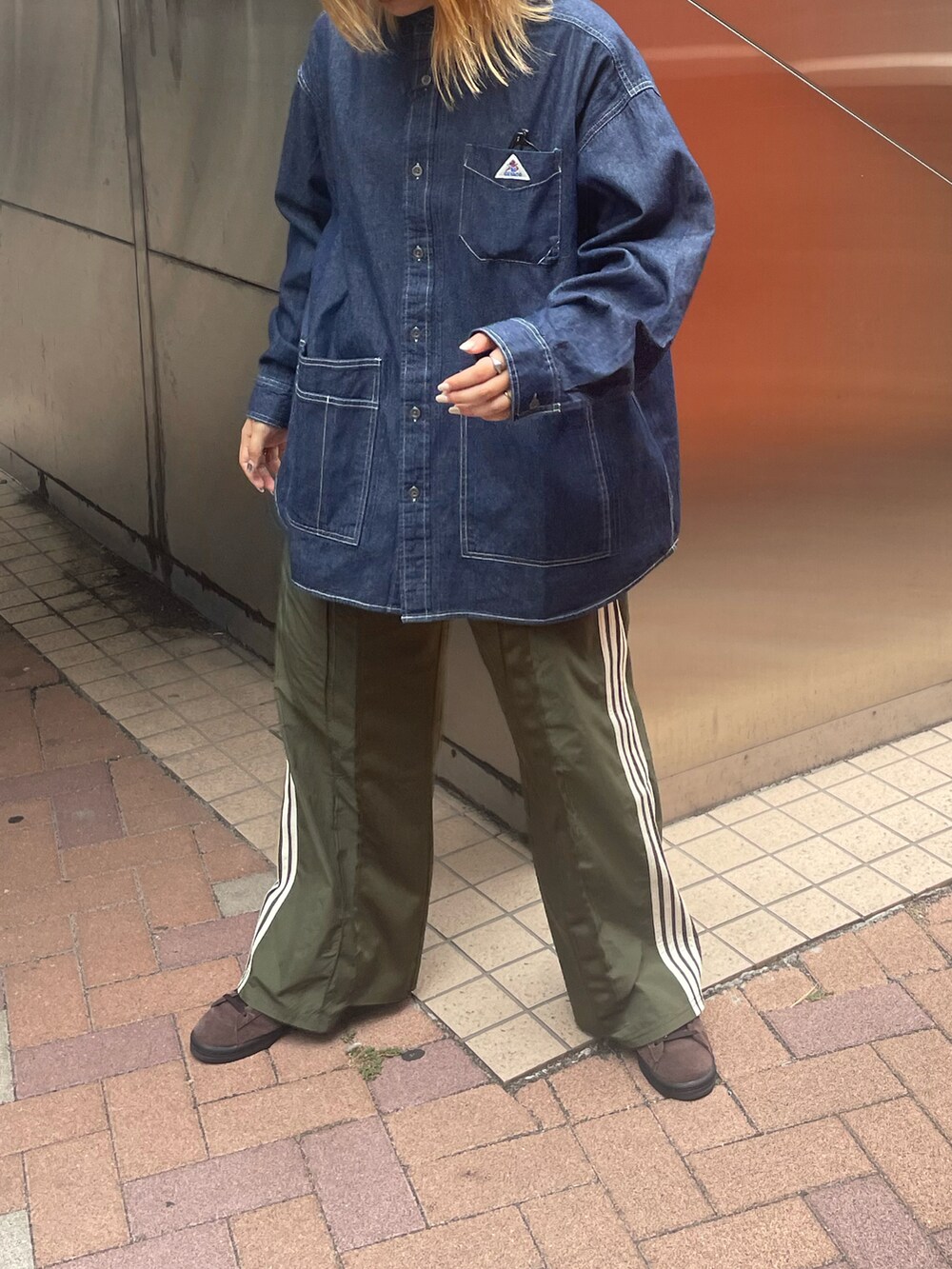 レッド系のその他パンツ、ブルー系のシャツ/ブラウス、ブラウン系のスニーカーを着用したレディースの夏コーディネートの2枚目の写真