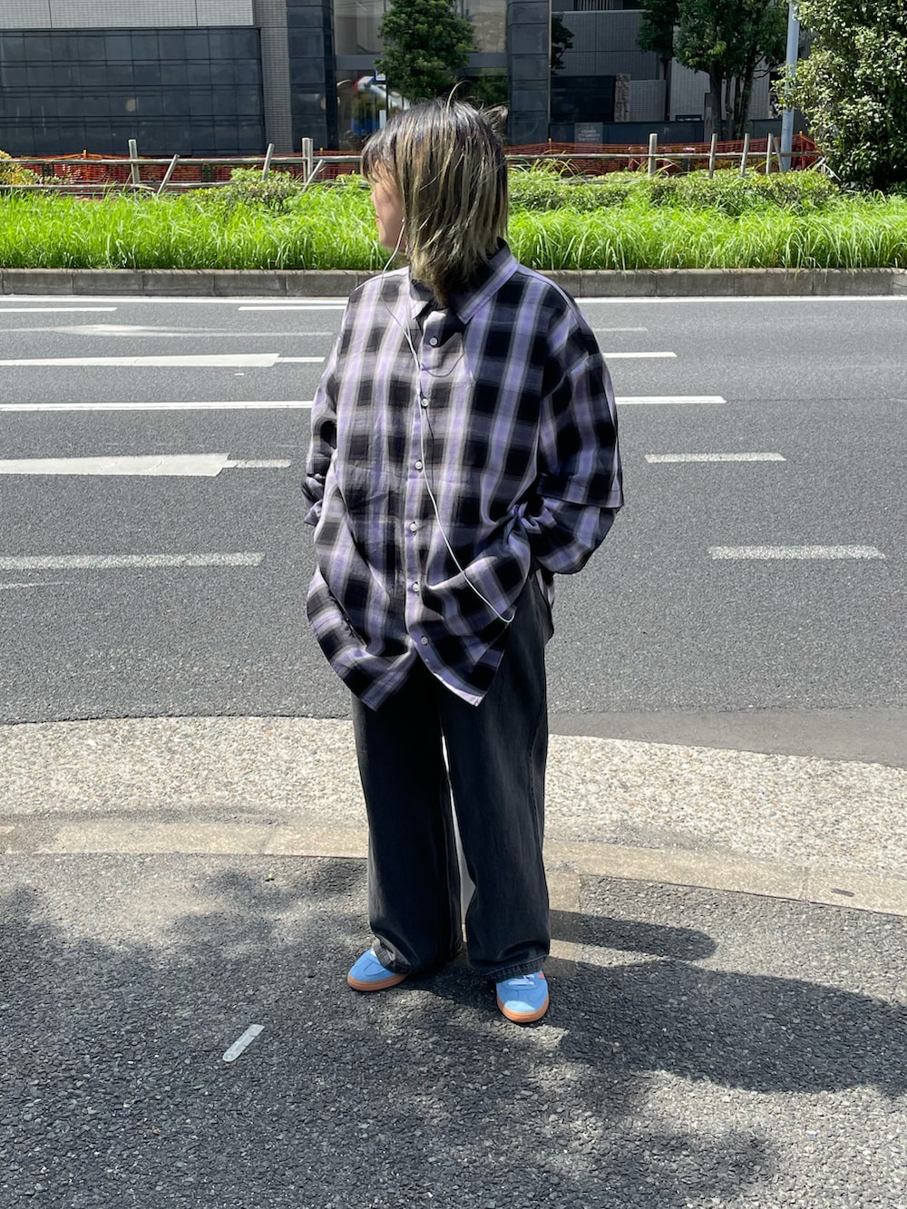 パープル系のシャツ/ブラウス、ブラック系のデニムパンツ、ブルー系のスニーカーを着用したレディースの秋コーディネートの3枚目の写真