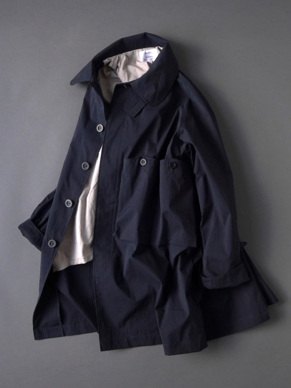 ブラック系のその他シューズ、グレー系のチノパンツ、ブラック系のミリタリージャケットを着用したレディースの春コーディネートの2枚目の写真