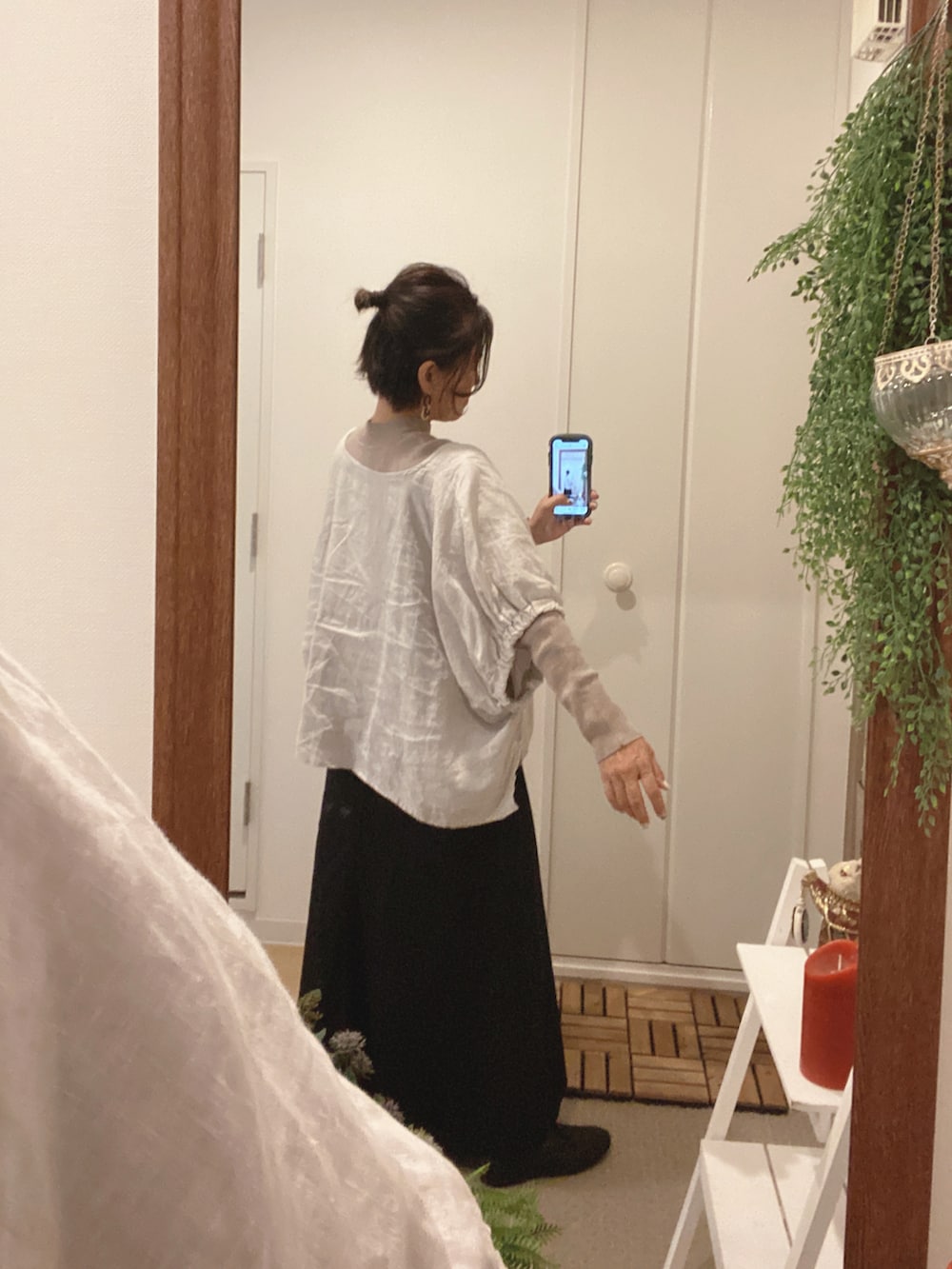 ブラック系のエコバッグ/サブバッグ、グレー系のシャツ/ブラウス、ブラック系のスカートを着用したレディースの秋コーディネートの4枚目の写真