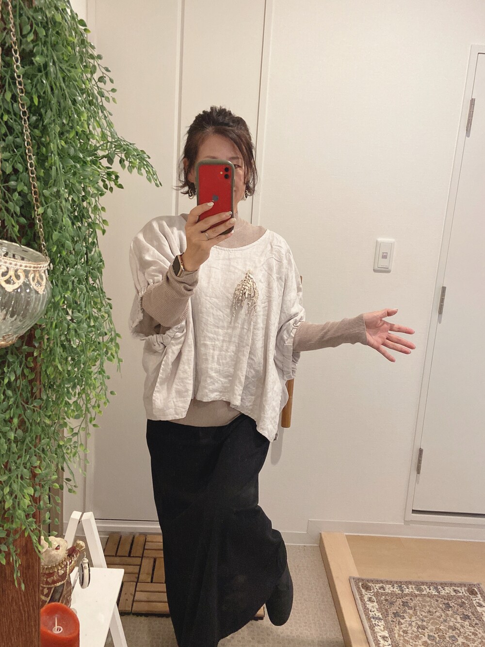 ブラック系のエコバッグ/サブバッグ、グレー系のシャツ/ブラウス、ブラック系のスカートを着用したレディースの秋コーディネートの3枚目の写真