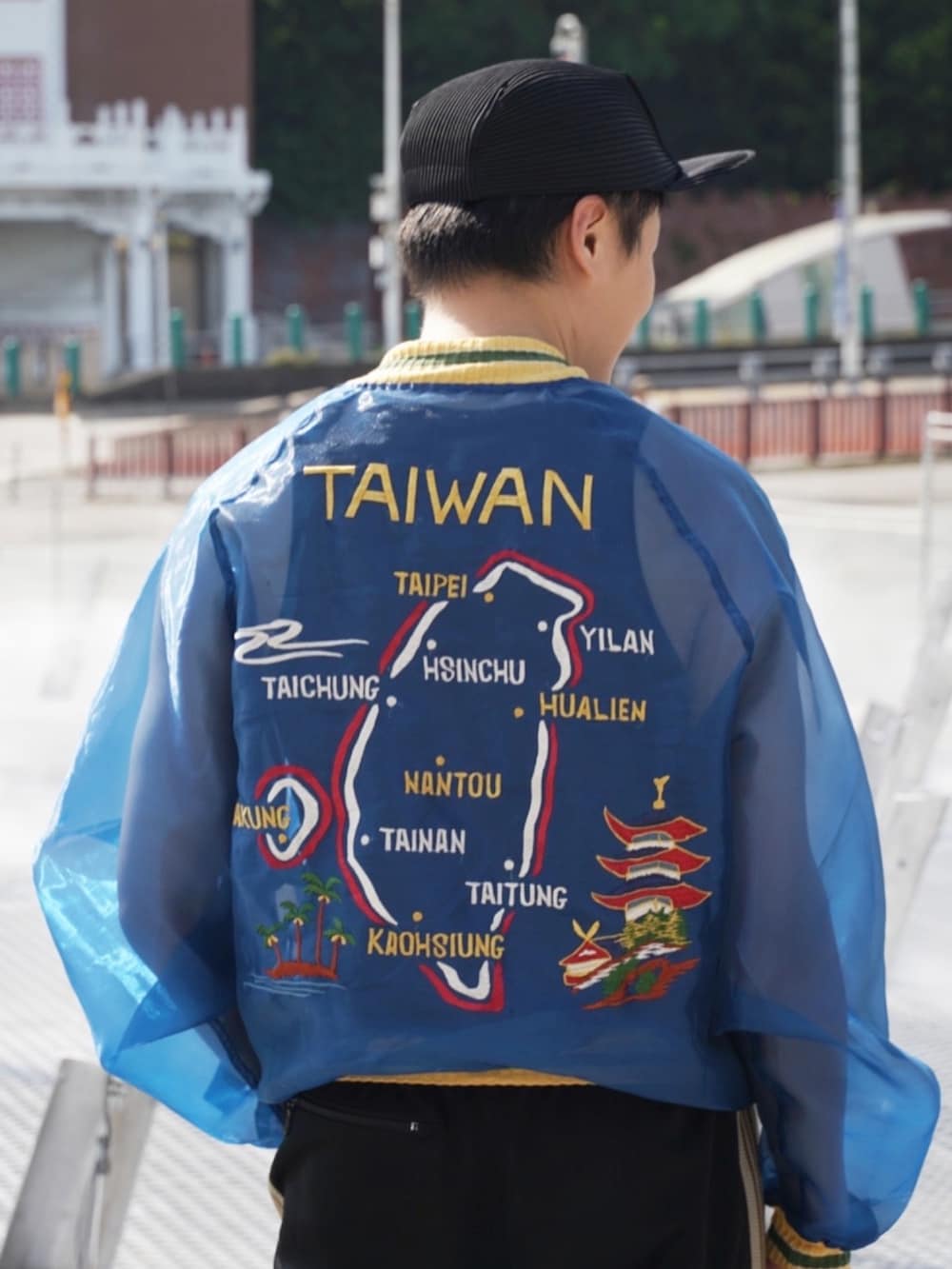 ブラック系のチノパンツ、ブルー系のジャケット/アウター、ブラック系のその他シューズを着用したメンズの春コーディネートの2枚目の写真