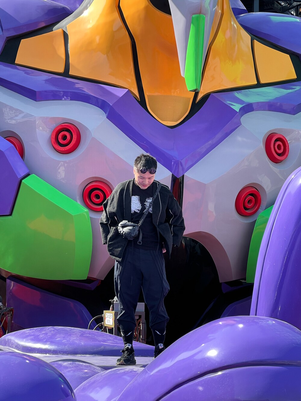 ブラック系のバッグ、ブラック系のその他アウター、ブラック系のTシャツ/カットソーを着用したメンズの夏コーディネートの4枚目の写真