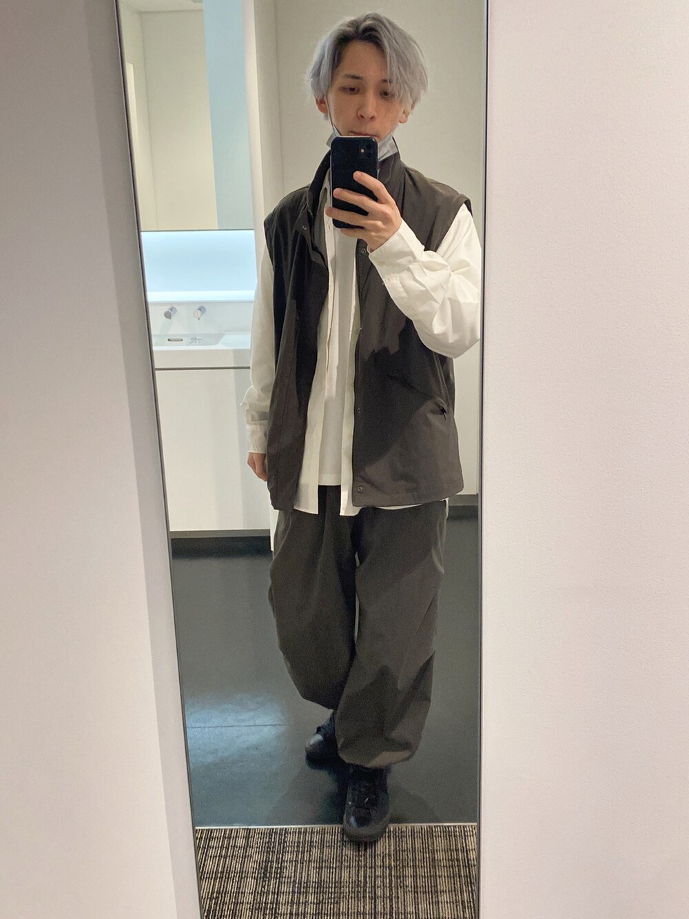 グレー系のその他パンツ、グレー系のセットアップ、ブラック系のスニーカーを着用したメンズの春コーディネートの2枚目の写真