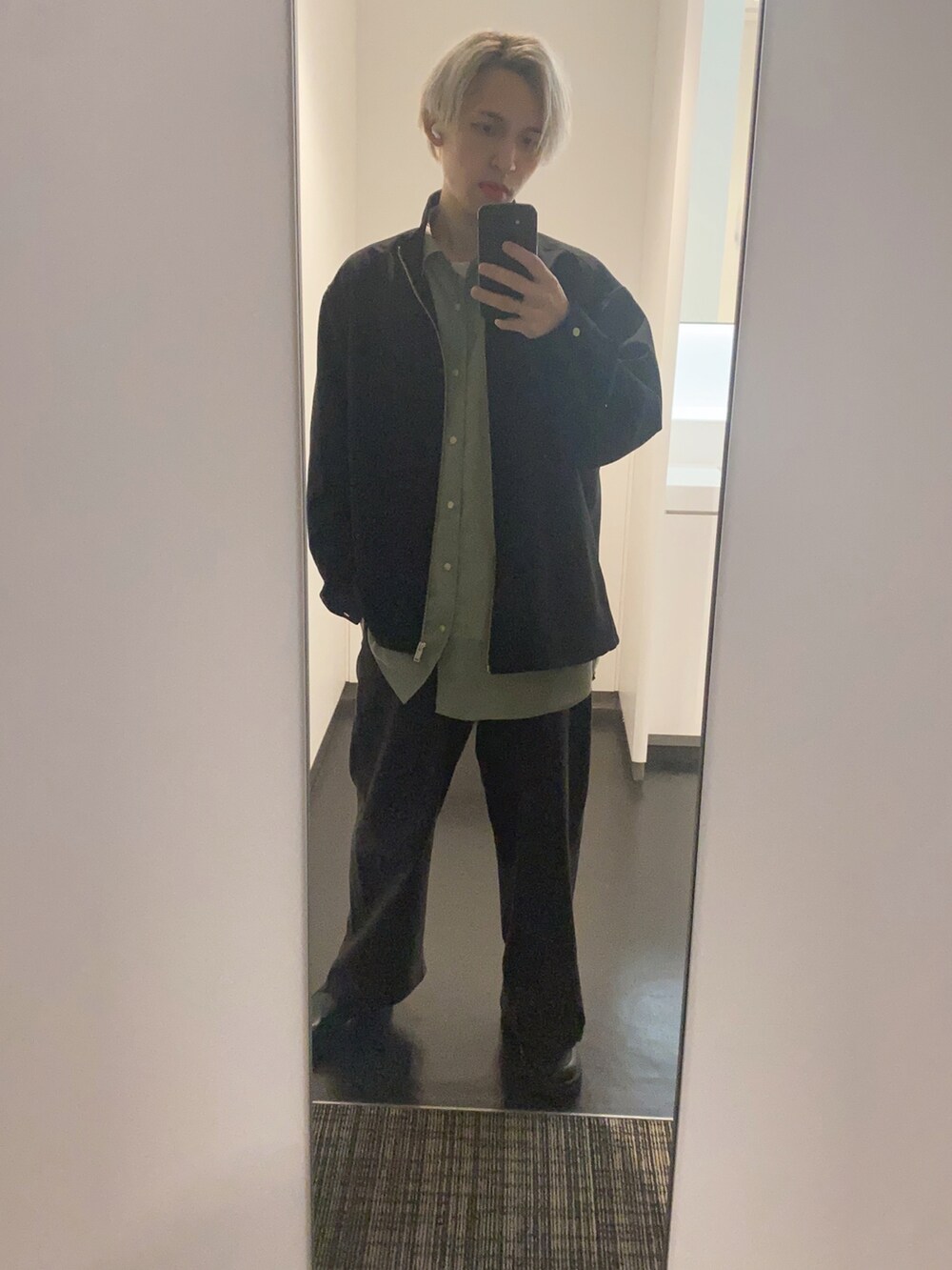 ブラック系のチノパンツ、グリーン系のシャツ/ブラウス、ブラック系のその他シューズを着用したメンズの春コーディネートの2枚目の写真