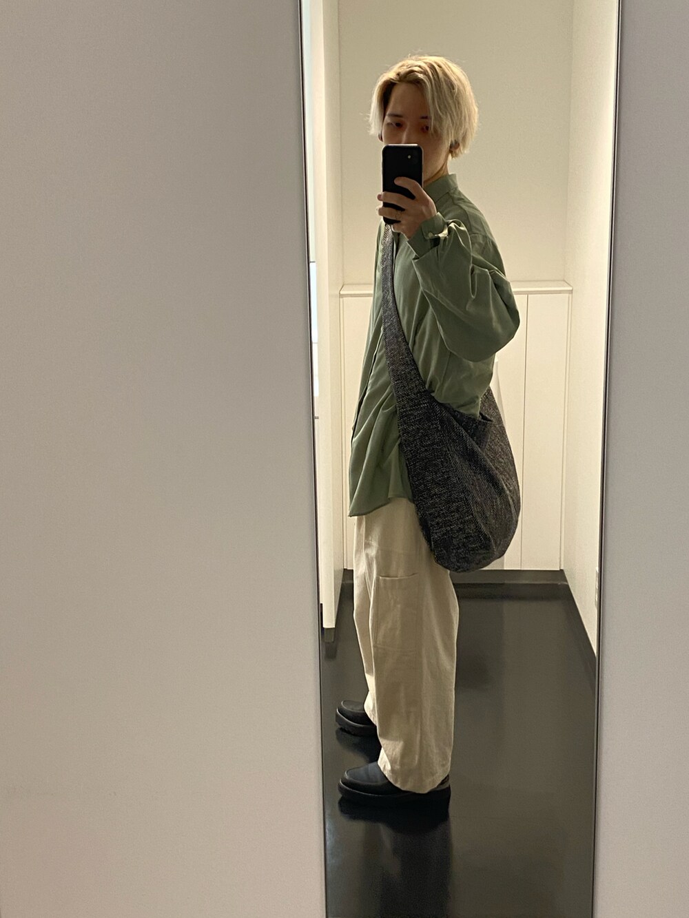 グリーン系のシャツ/ブラウス、ベージュ系のチノパンツ、ブラック系のその他シューズを着用したメンズの春コーディネートの2枚目の写真