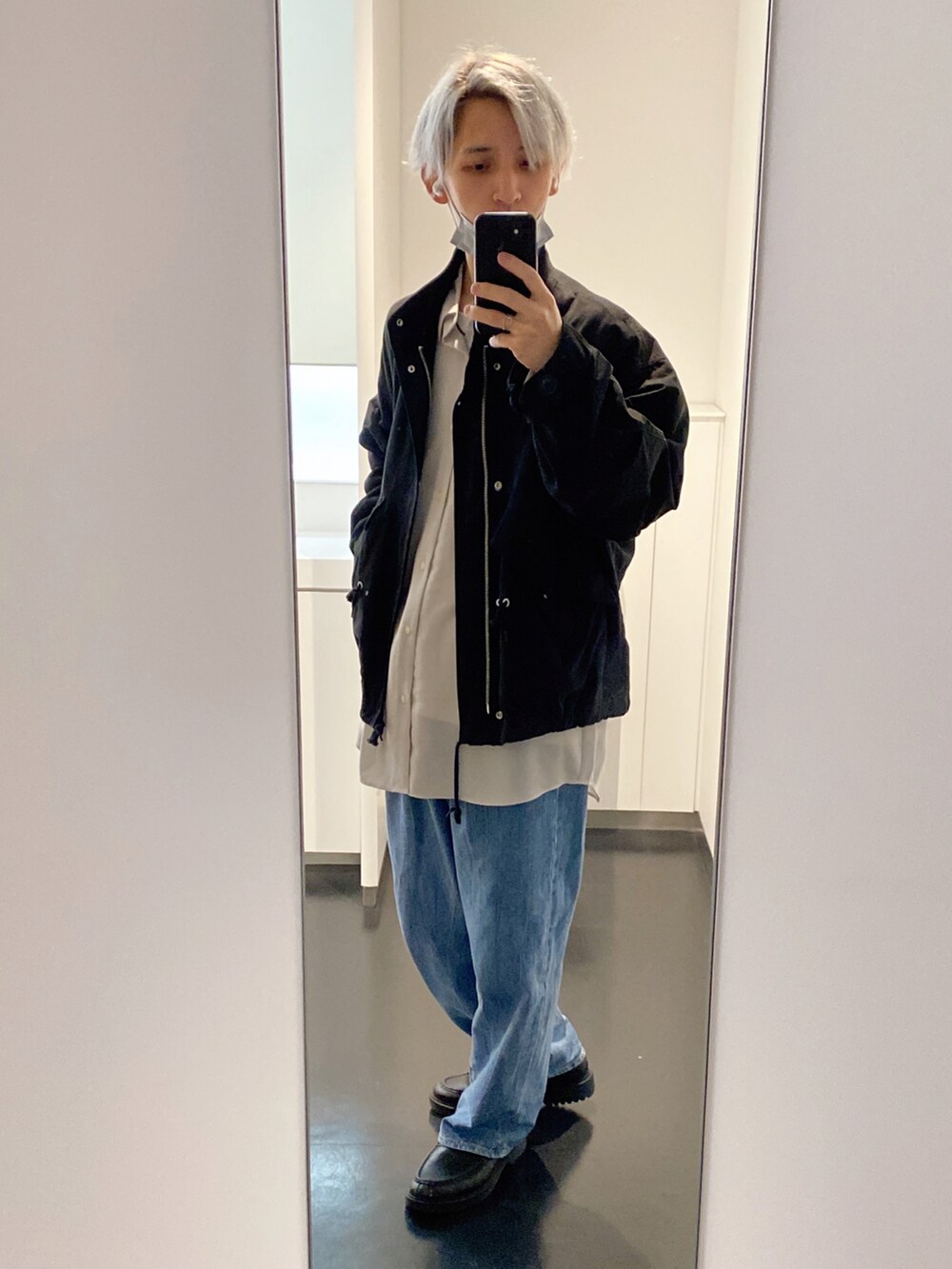 ホワイト系のシャツ/ブラウス、ホワイト系のTシャツ/カットソー、ブルー系のデニムパンツを着用したメンズの春コーディネートの2枚目の写真