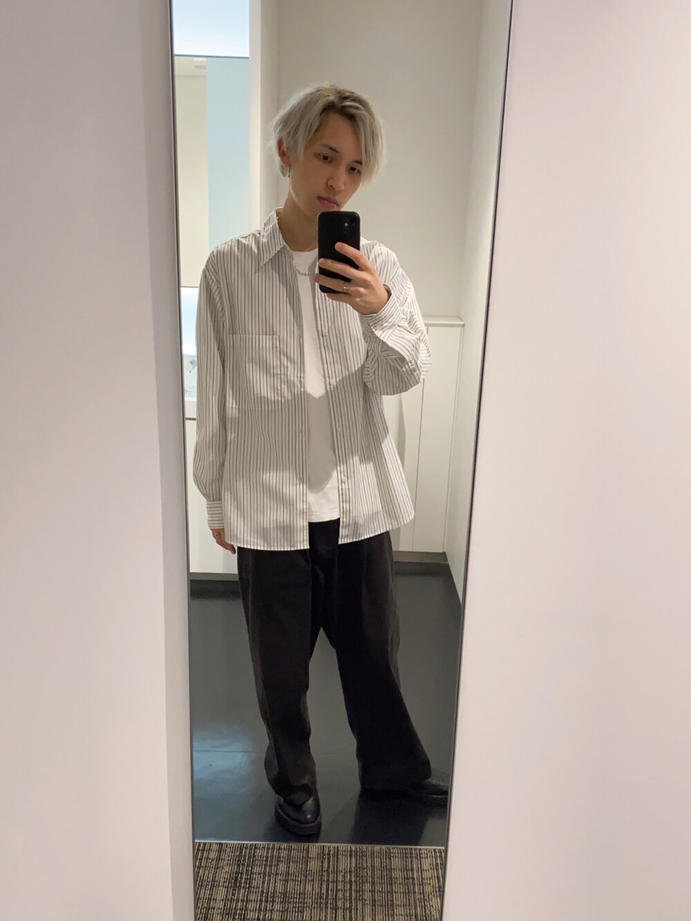 「今日のコーデ、春服、春コーデ、シャツコーデ、ストライプシャツ、チノパン、太めのパンツ、WYM、🤘」｜「WYM LIDNMのアイテム（シャツ/ブラウス、ホワイト系）」を使った、sin72さん（メンズ・173cm）の春コーディネートの2枚目の写真