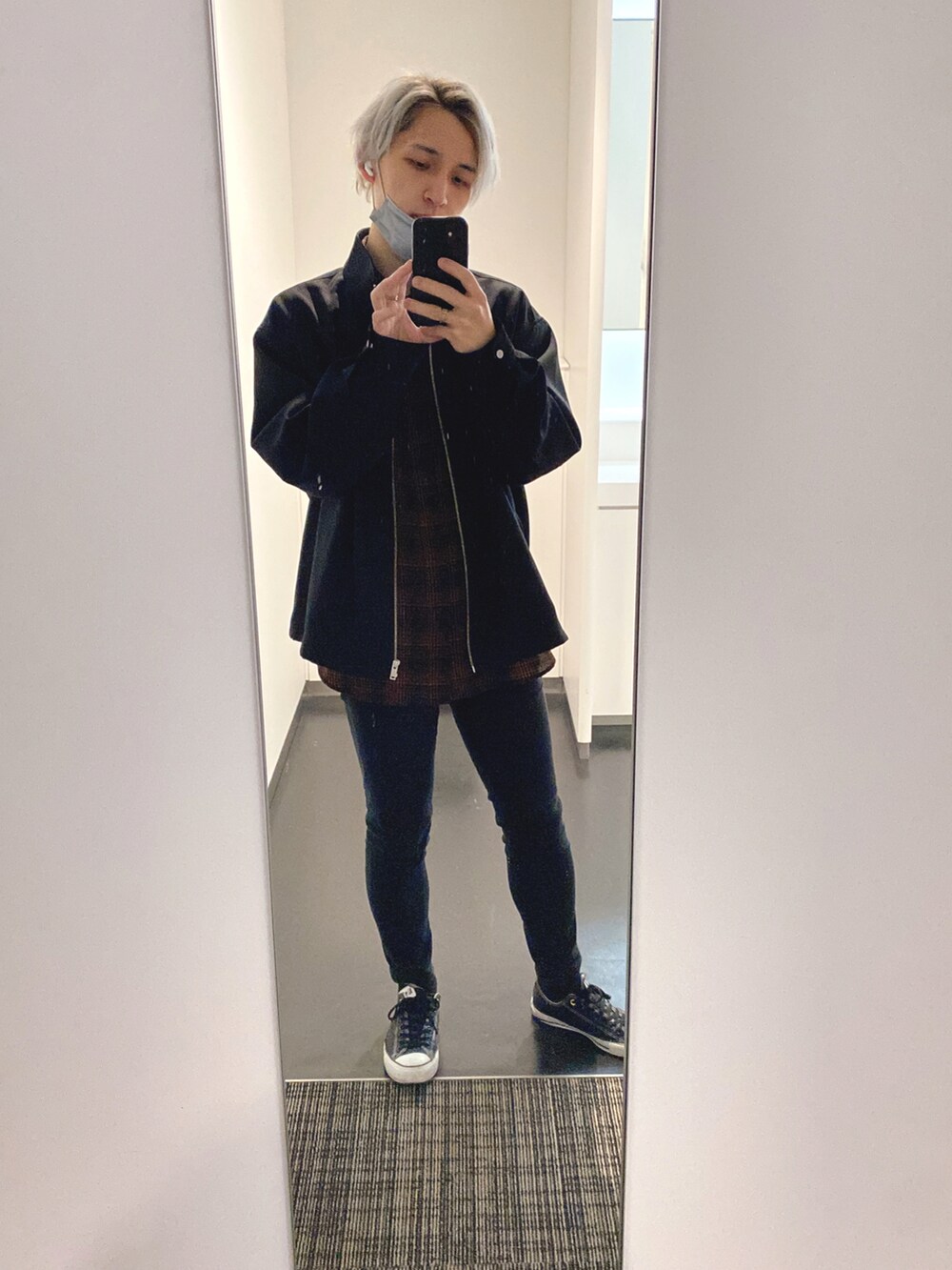 レッド系のシャツ/ブラウス、グレー系のTシャツ/カットソー、ブラック系のその他パンツを着用したメンズの春コーディネートの2枚目の写真