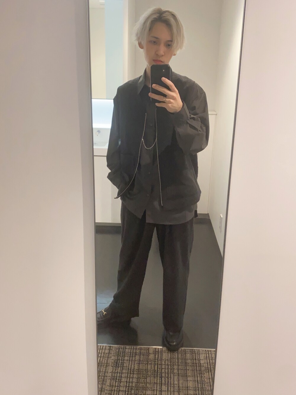 ブラック系のスラックス、ブラック系のベスト、ブラック系のシャツ/ブラウスを着用したメンズの春コーディネートの2枚目の写真