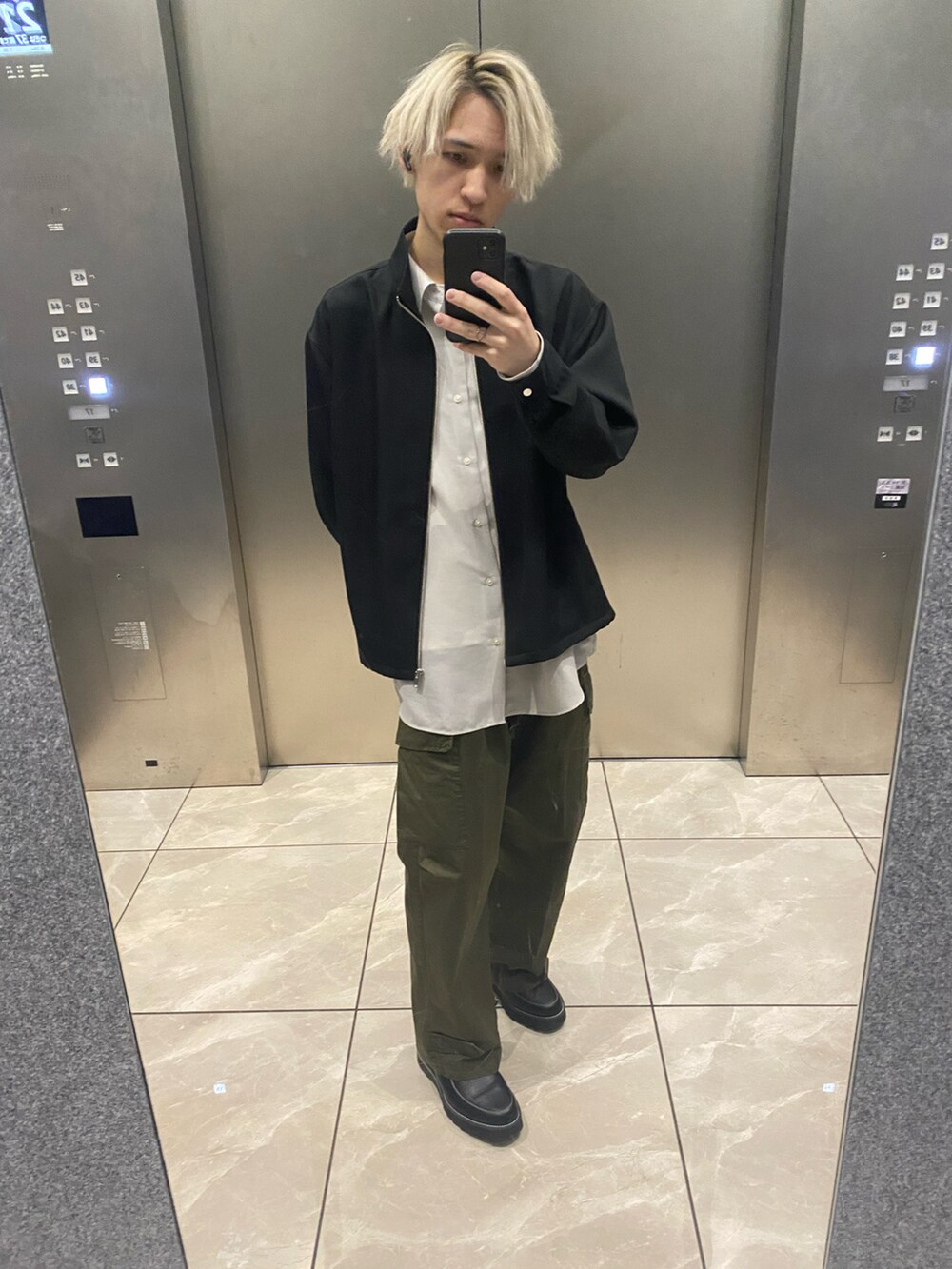 ホワイト系のシャツ/ブラウス、グリーン系のカーゴパンツ、ブラック系のその他シューズを着用したメンズの春コーディネートの2枚目の写真