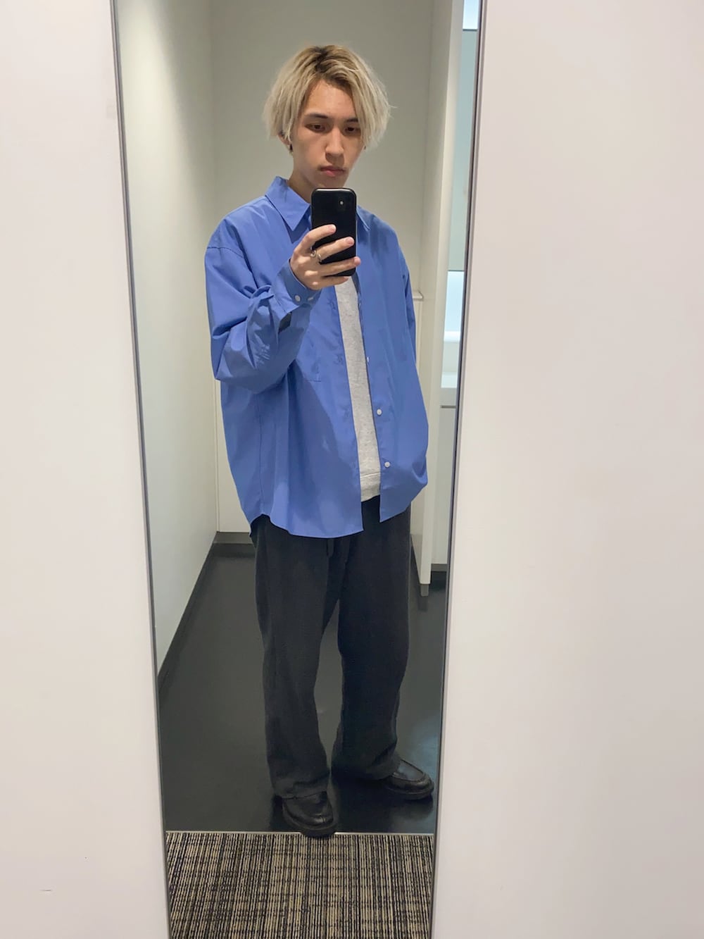 ブルー系のシャツ/ブラウス、グレー系のスウェット、ブラック系のスラックスを着用したメンズの春コーディネートの2枚目の写真