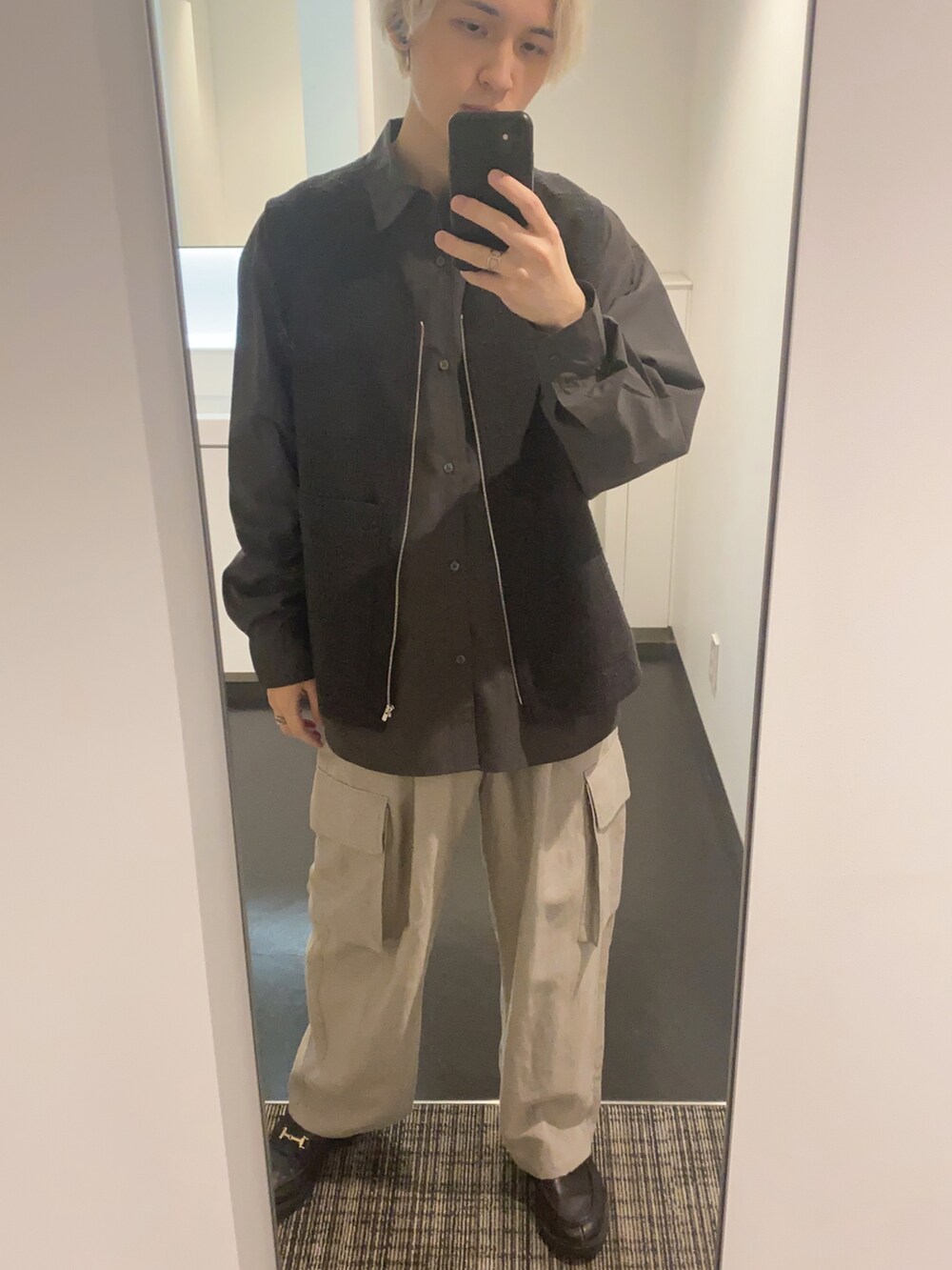 「春コーデ、春服、メンズコーデ、ベスト、ベスト×シャツ、カーゴパンツ、リドム、WYM」｜「WYM LIDNMのアイテム（シャツ/ブラウス、ブラック系）」を使った、sin72さん（メンズ・173cm）の春コーディネートの2枚目の写真