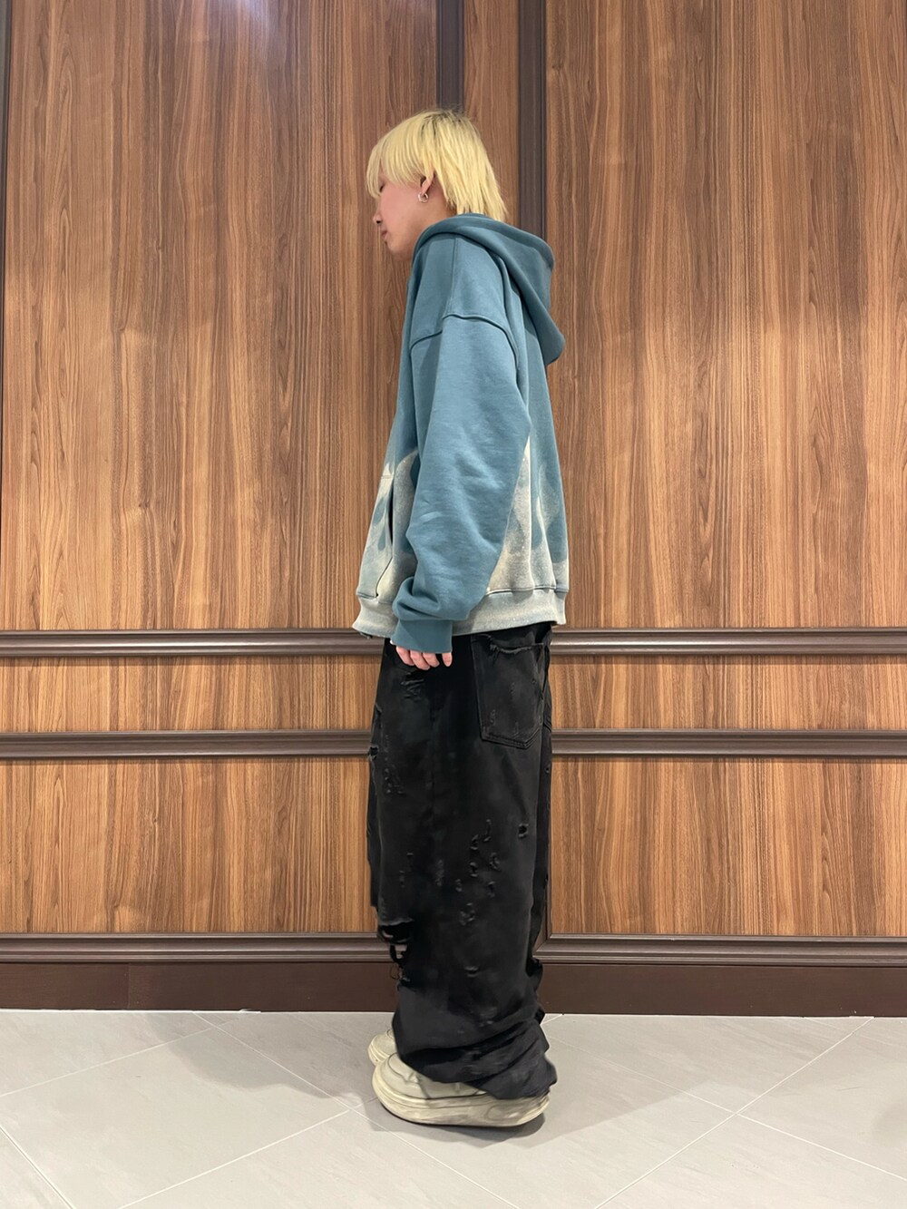 ブルー系のパーカーを着用したメンズの冬コーディネートの2枚目の写真