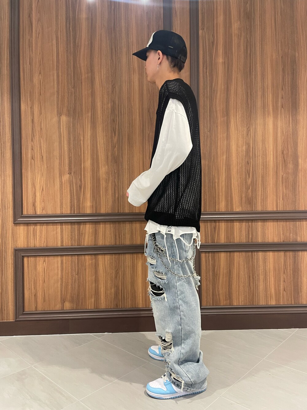 ブラック系のベスト、ブラック系のベストを着用したメンズの夏コーディネートの2枚目の写真