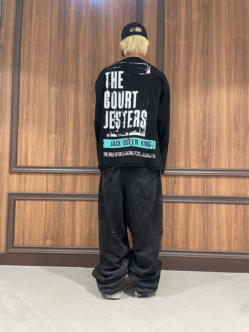 ブラック系のTシャツ/カットソーを着用したメンズの夏コーディネートの3枚目の写真