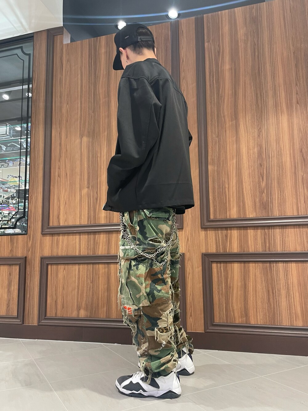 ブラック系のブルゾン、ブラック系のブルゾンを着用したメンズの夏コーディネートの2枚目の写真