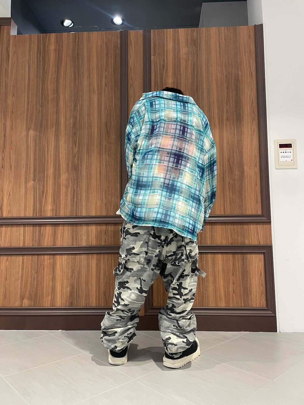 グリーン系のシャツ/ブラウスを着用したメンズの春コーディネートの3枚目の写真