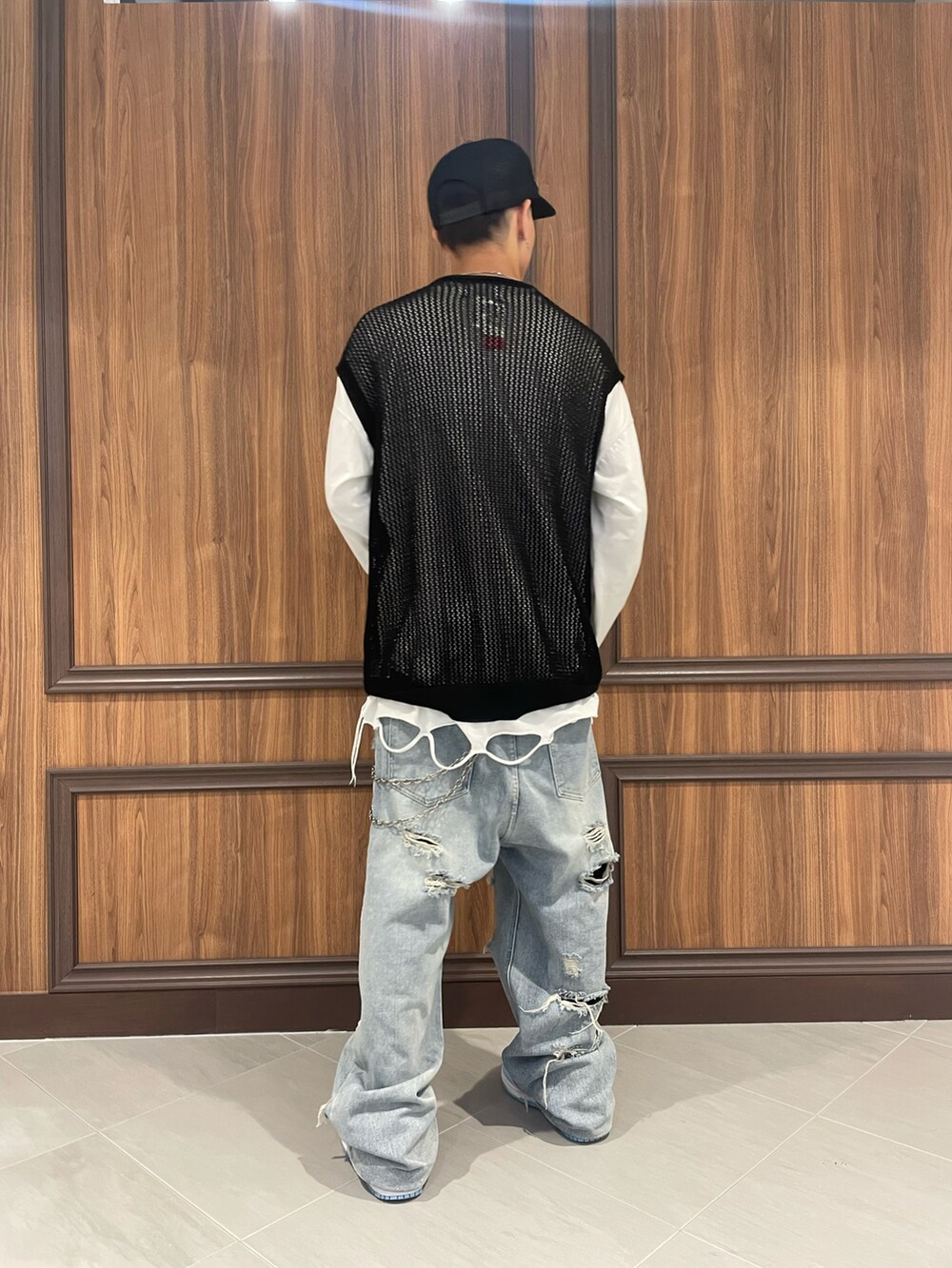 ブラック系のベスト、ブラック系のベストを着用したメンズの夏コーディネートの3枚目の写真