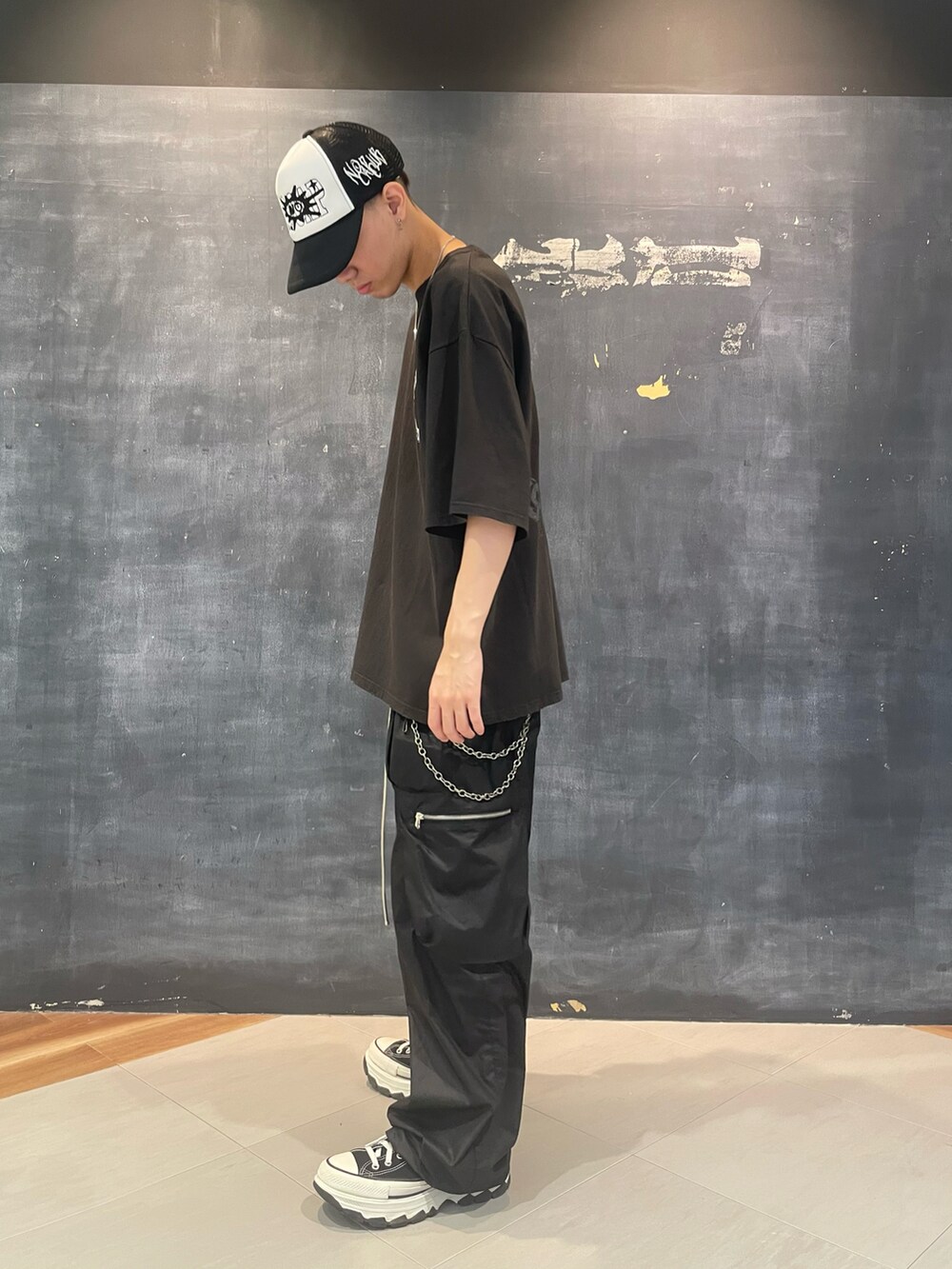 ブラック系のカーゴパンツ、ブラック系のTシャツ/カットソー、ブラック系のカーゴパンツを着用したメンズの夏コーディネートの2枚目の写真