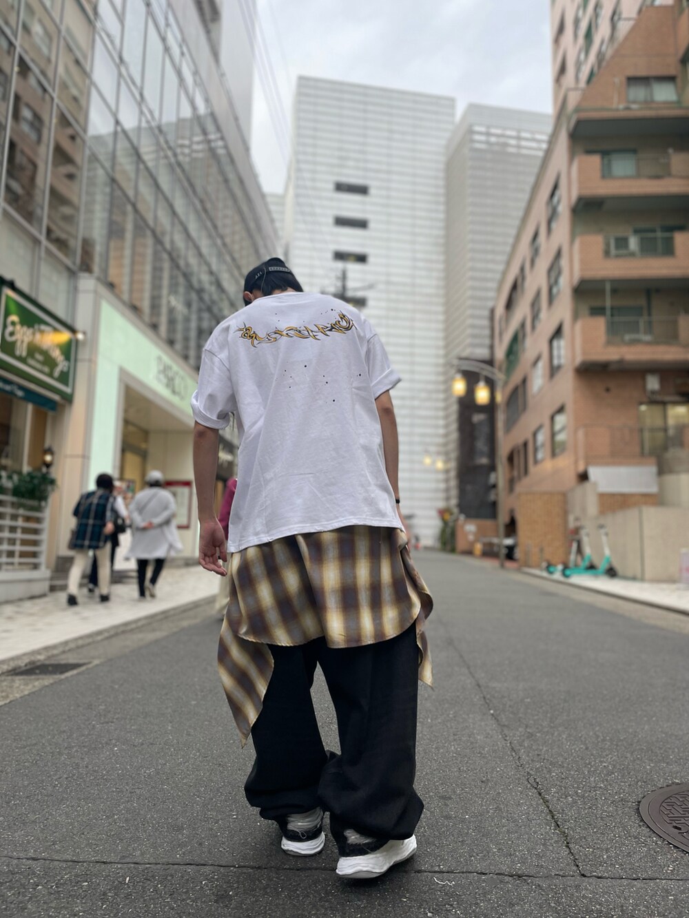 ブラック系のデニムパンツ、イエロー系のシャツ/ブラウスを着用したメンズの春コーディネートの3枚目の写真