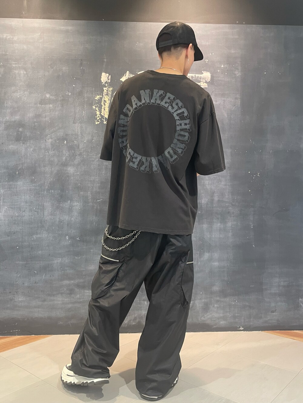 ブラック系のカーゴパンツ、ブラック系のTシャツ/カットソー、ブラック系のカーゴパンツを着用したメンズの夏コーディネートの3枚目の写真