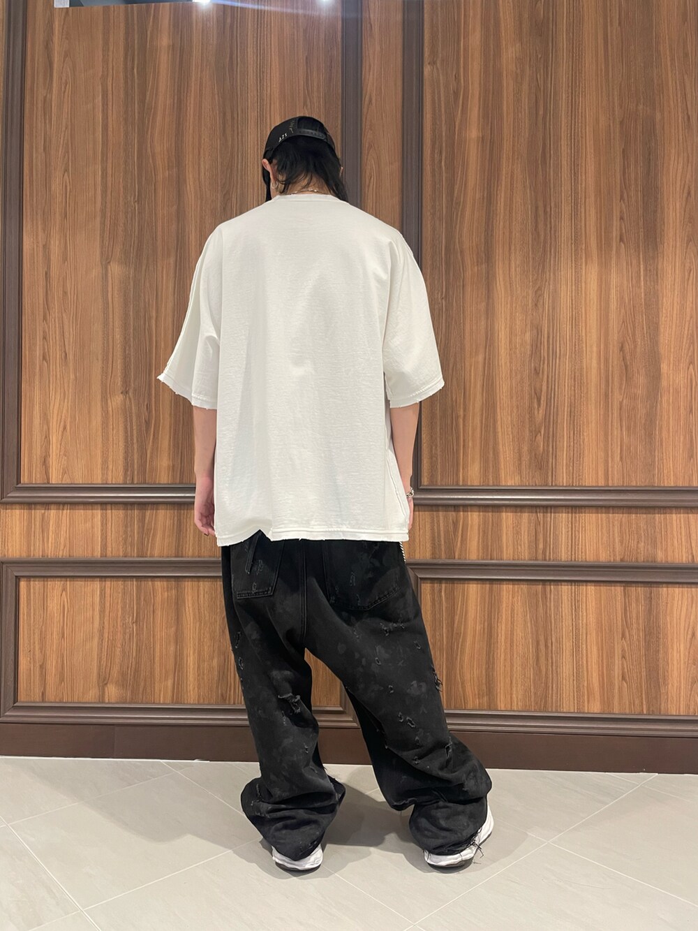 ホワイト系のTシャツ/カットソーを着用したメンズの夏コーディネートの3枚目の写真