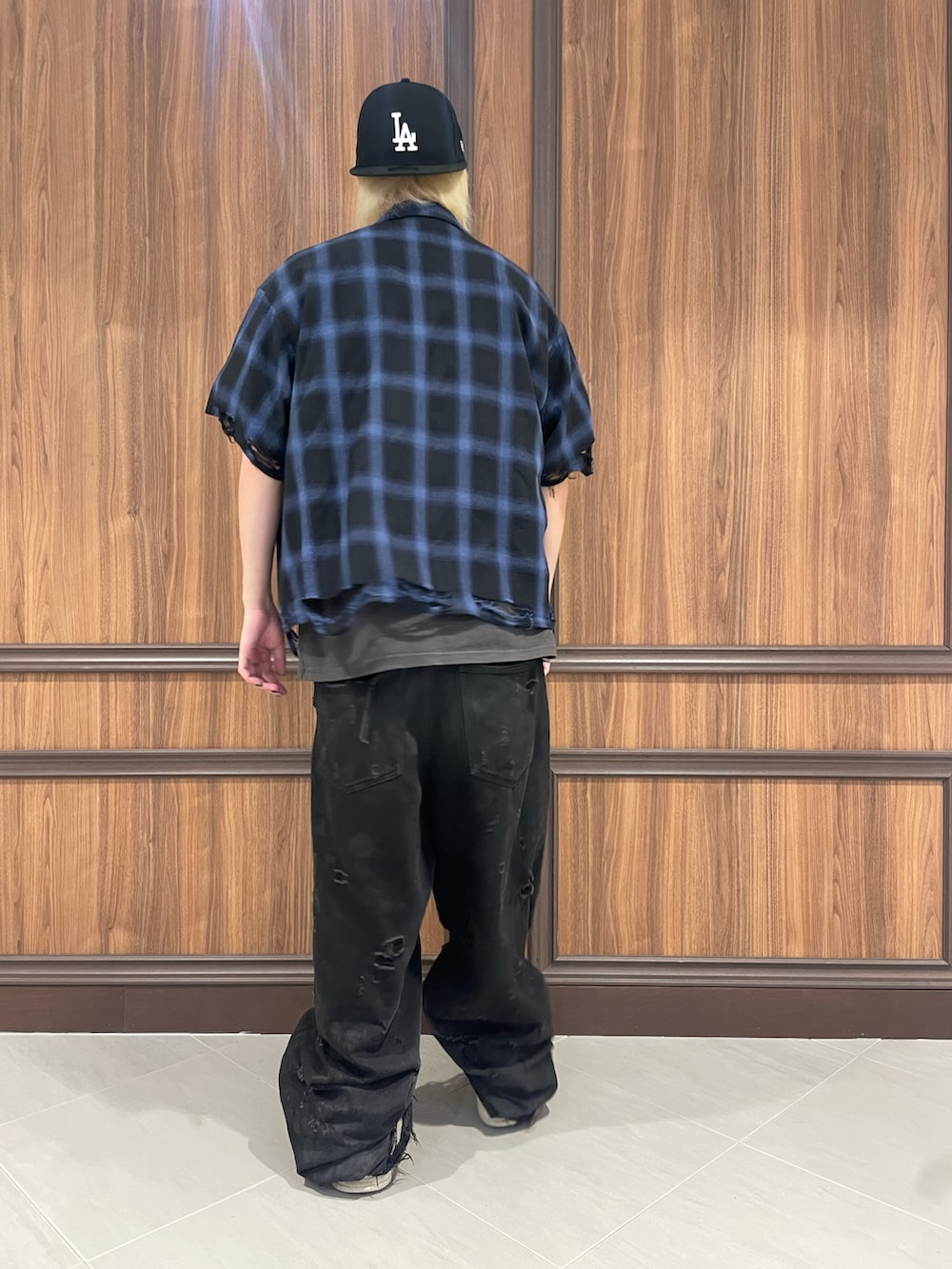 ブルー系のシャツ/ブラウスを着用したメンズの夏コーディネートの3枚目の写真