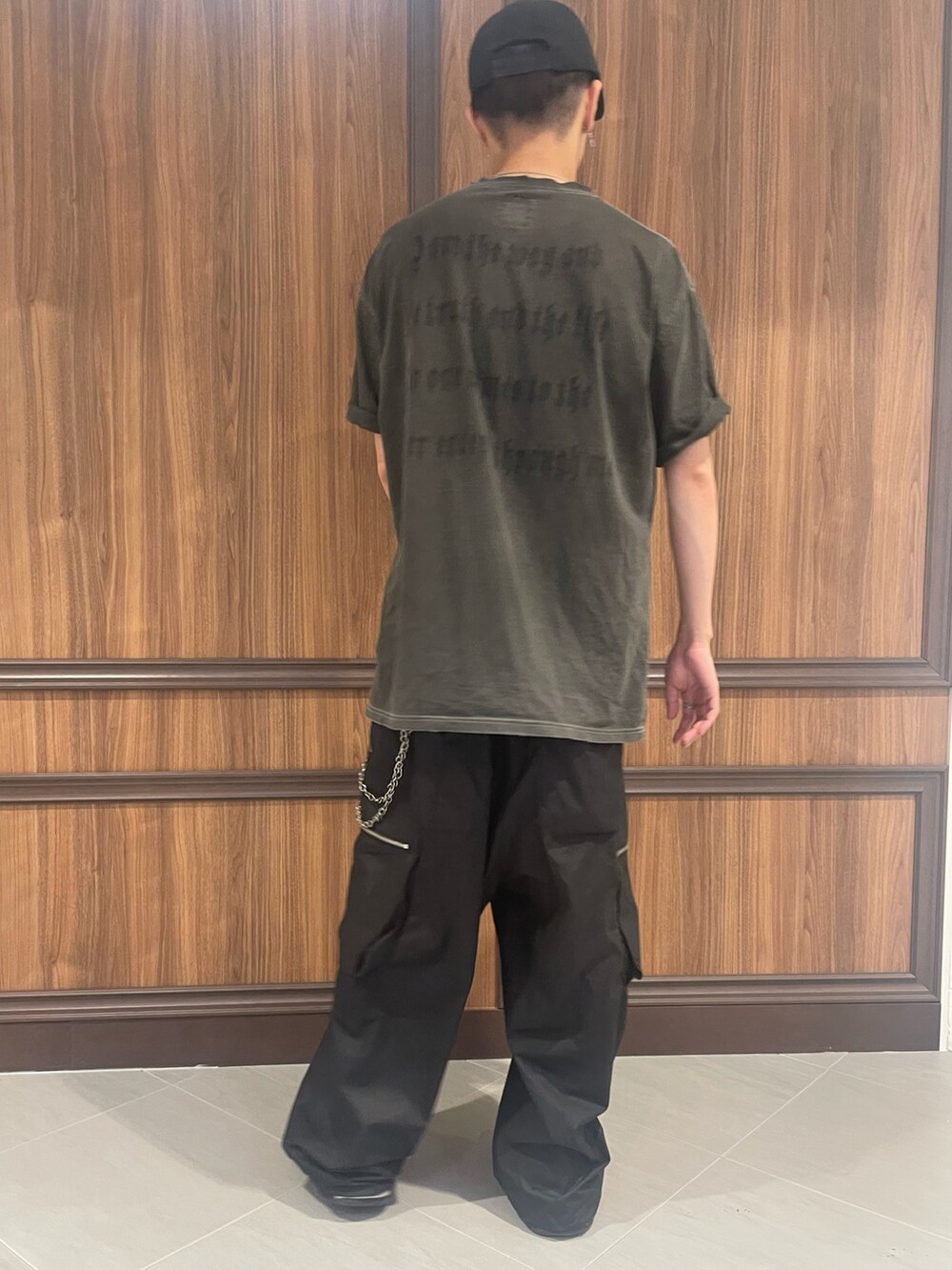 ブラック系のカーゴパンツ、ブラック系のカーゴパンツを着用したメンズの夏コーディネートの3枚目の写真