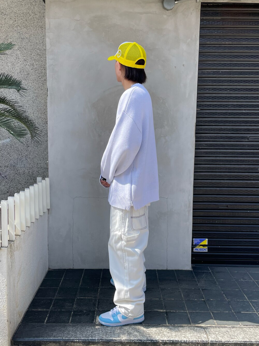 ホワイト系のニット/セーター、ホワイト系のデニムパンツ、ホワイト系のニット/セーターを着用したメンズの春コーディネートの2枚目の写真