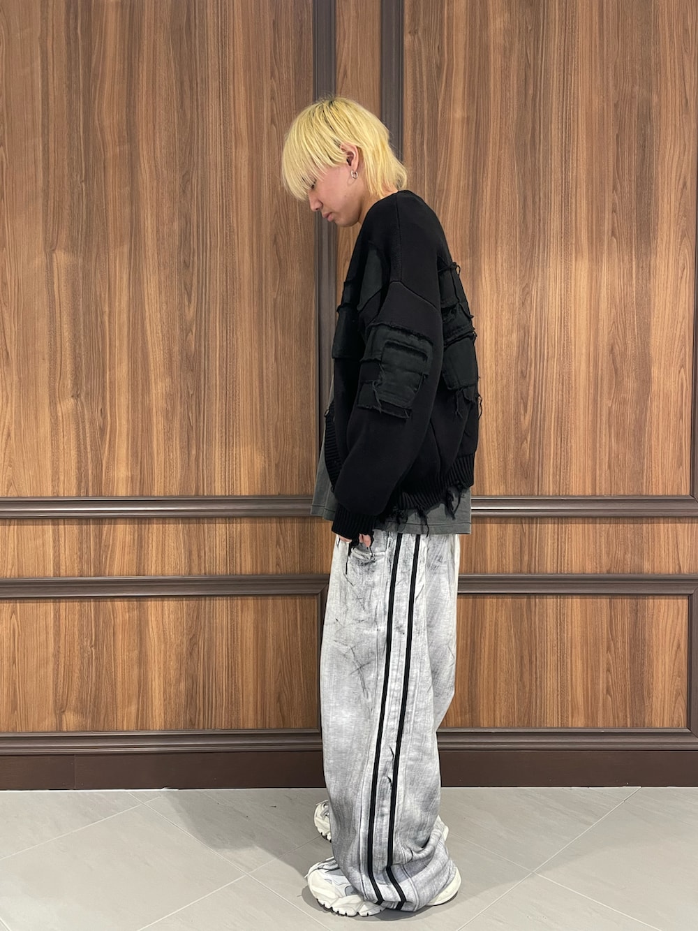 ブラック系のカーディガン/ボレロを着用したメンズの冬コーディネートの2枚目の写真
