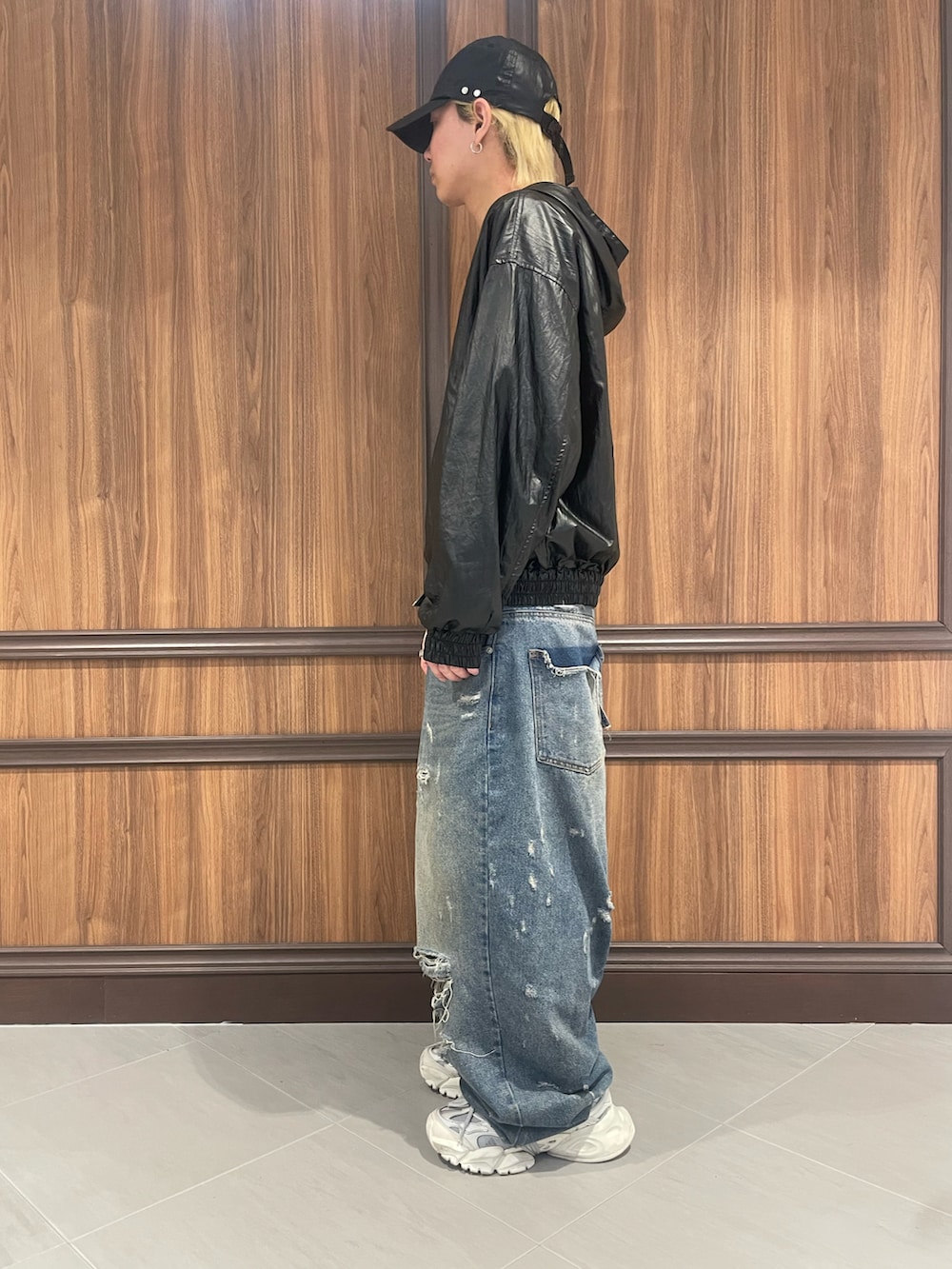 ブラック系のキャップを着用したメンズの春コーディネートの2枚目の写真