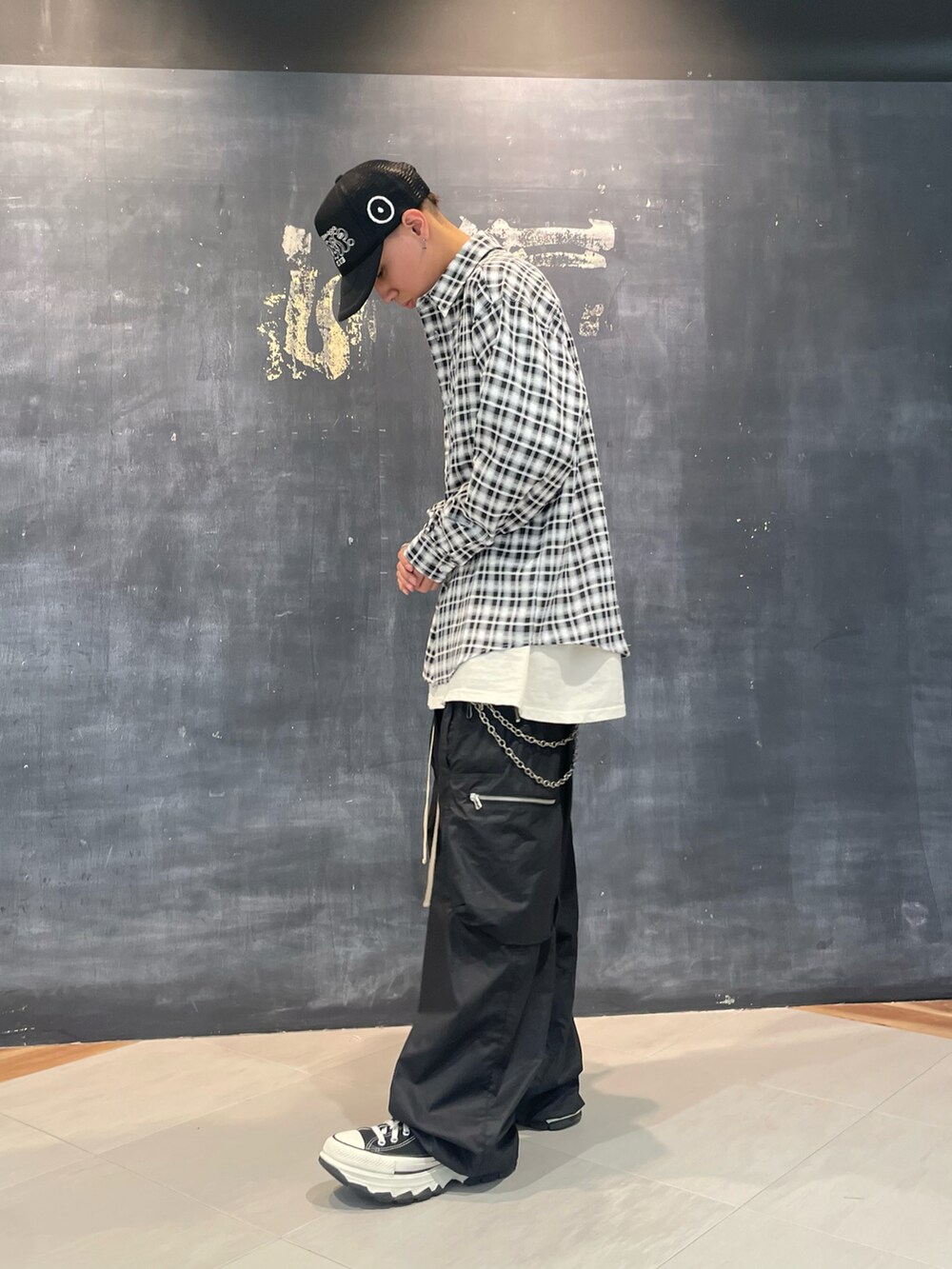 ブラック系のシャツ/ブラウス、ブラック系のカーゴパンツ、ブラック系のカーゴパンツを着用したメンズの夏コーディネートの2枚目の写真