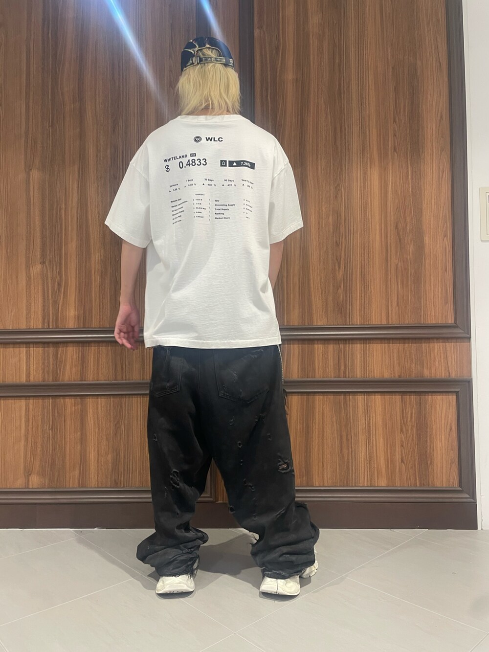 ホワイト系のTシャツ/カットソーを着用したメンズの夏コーディネートの3枚目の写真