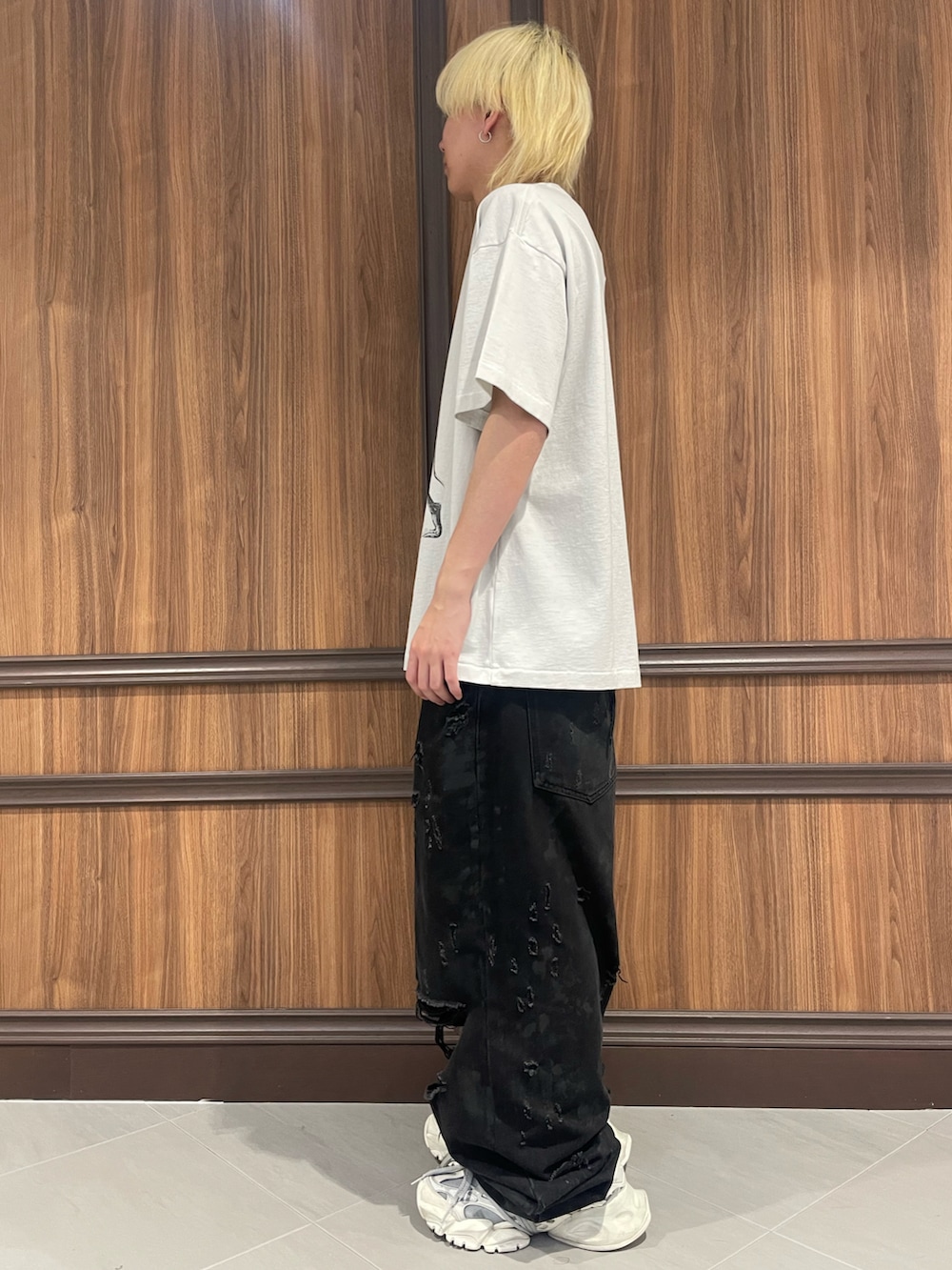 ホワイト系のTシャツ/カットソーを着用したメンズの春コーディネートの2枚目の写真