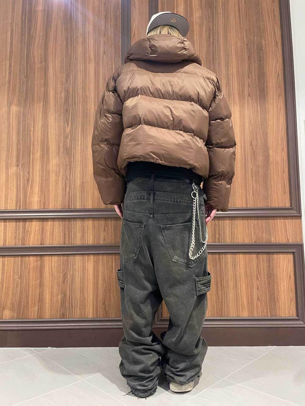 ブラウン系のブルゾンを着用したメンズの秋コーディネートの3枚目の写真