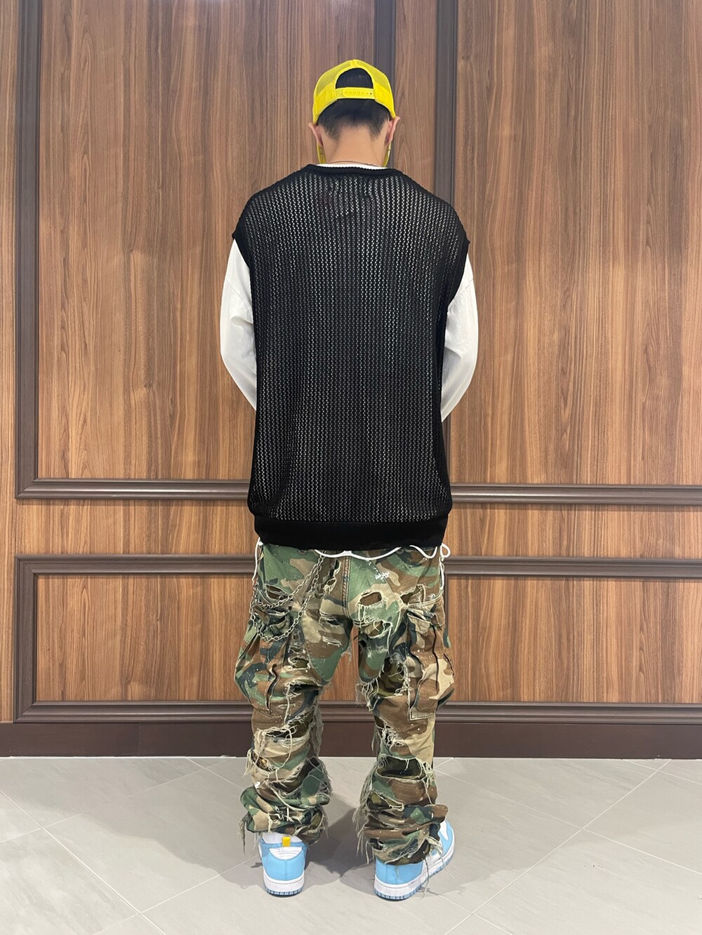 ブラック系のベストを着用したメンズの夏コーディネートの3枚目の写真