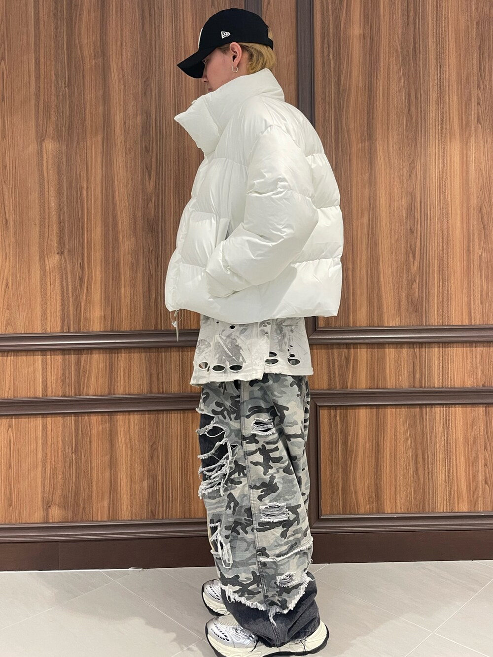 ホワイト系のブルゾンを着用したメンズの冬コーディネートの2枚目の写真