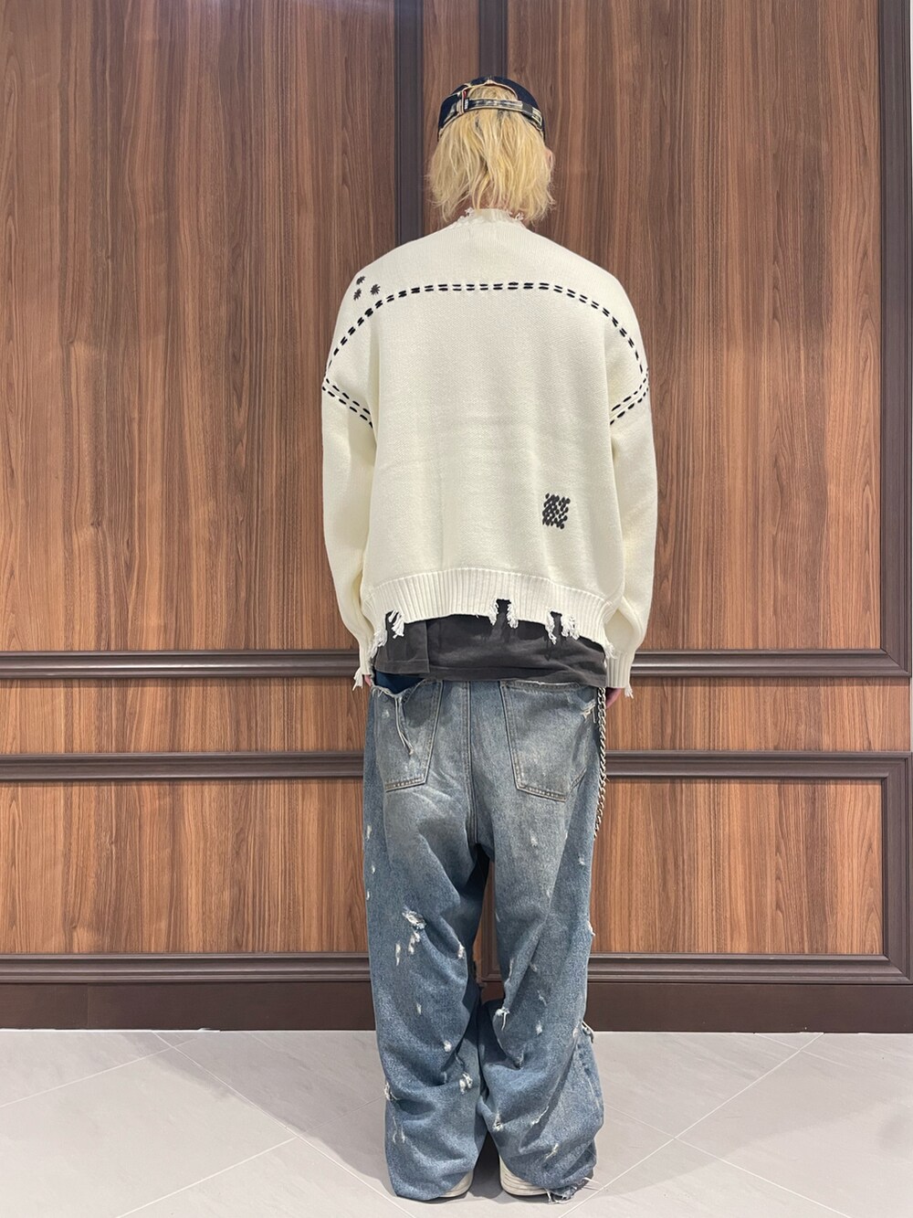 ホワイト系のカーディガン/ボレロを着用したメンズの秋コーディネートの3枚目の写真