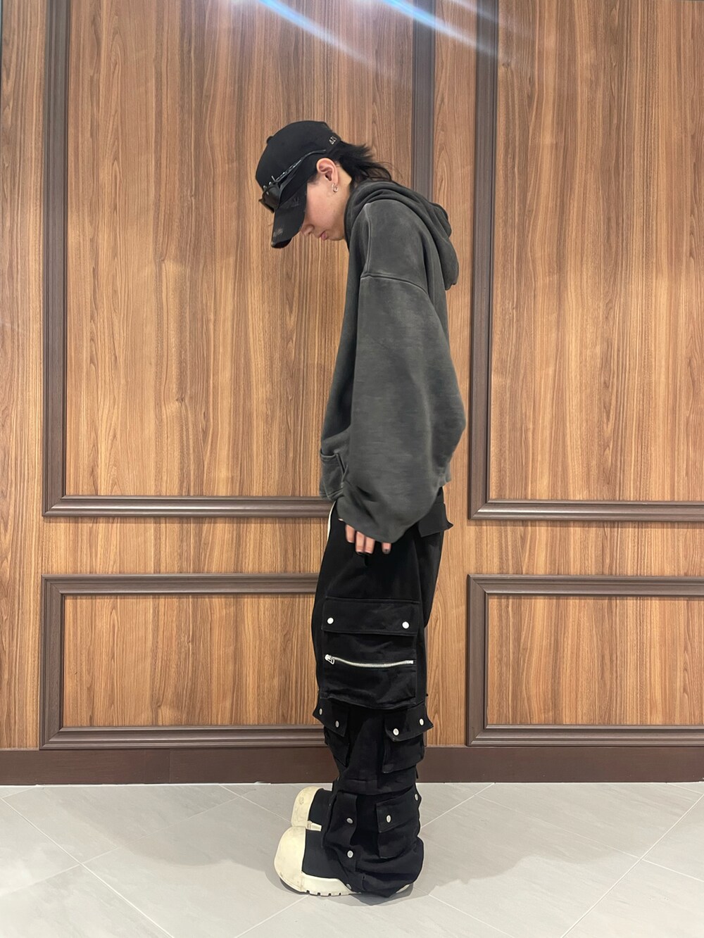 グレー系のパーカー、ブラック系のカーゴパンツを着用したメンズの秋コーディネートの2枚目の写真