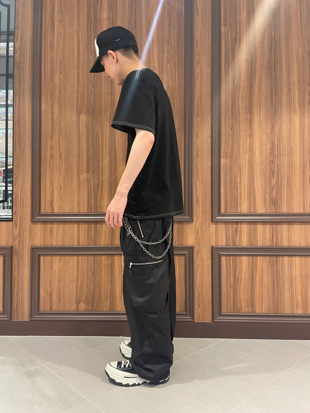 ブラック系のカーゴパンツ、ブラック系のカーゴパンツを着用したメンズの夏コーディネートの2枚目の写真