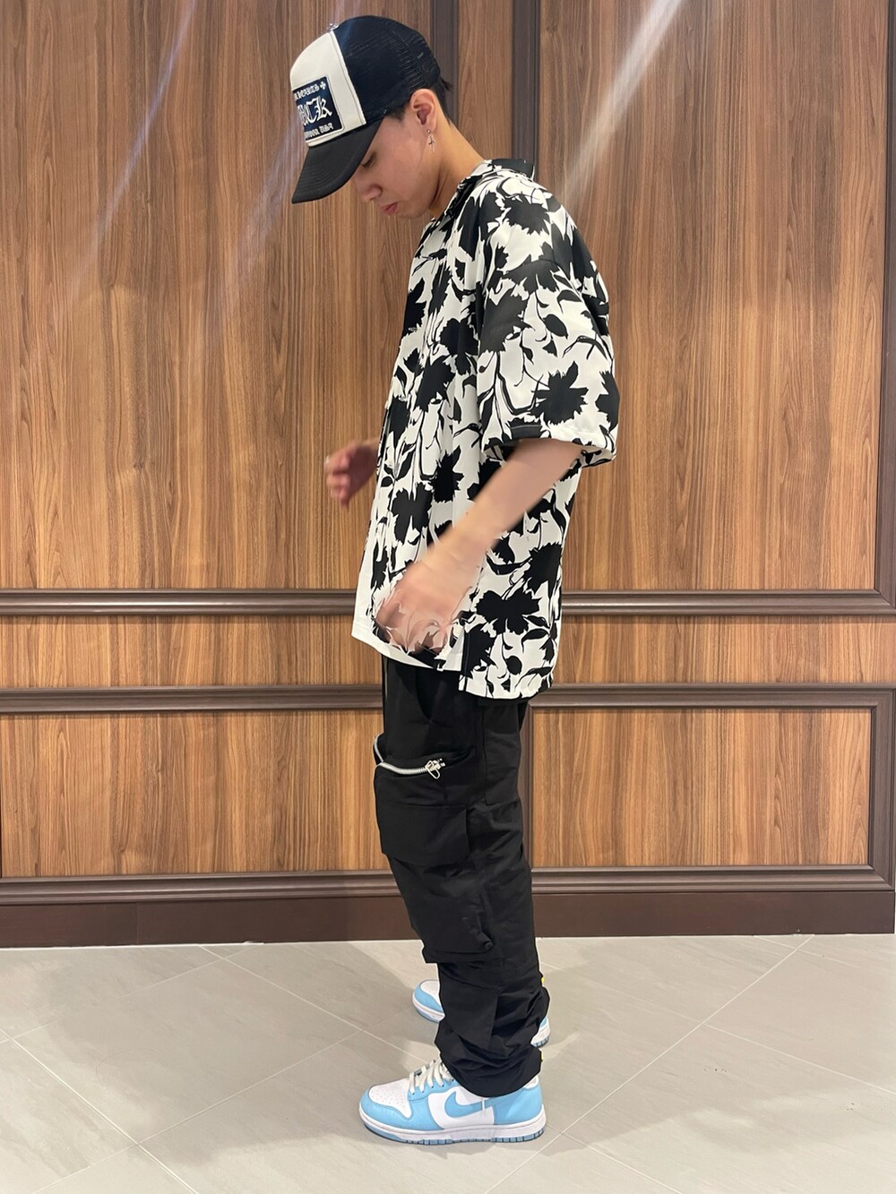 ホワイト系のシャツ/ブラウスを着用したメンズの夏コーディネートの2枚目の写真