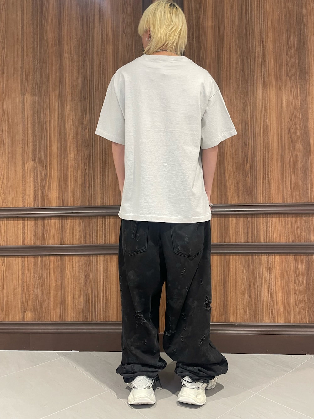 ホワイト系のTシャツ/カットソーを着用したメンズの春コーディネートの3枚目の写真