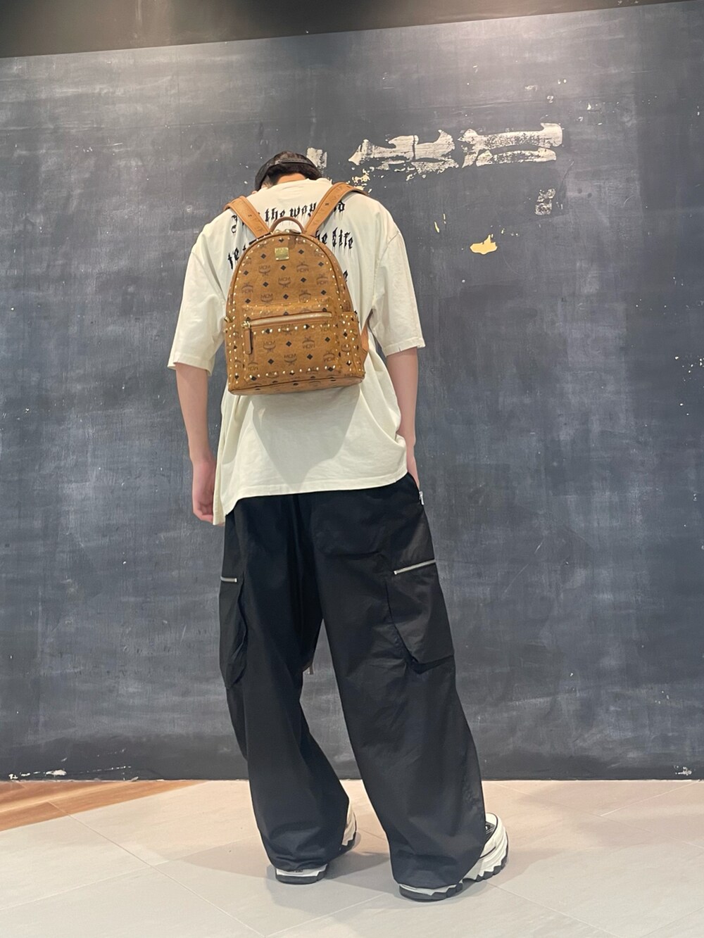 ブラック系のカーゴパンツ、ブラック系のカーゴパンツ、ホワイト系のTシャツ/カットソーを着用したメンズの夏コーディネートの3枚目の写真