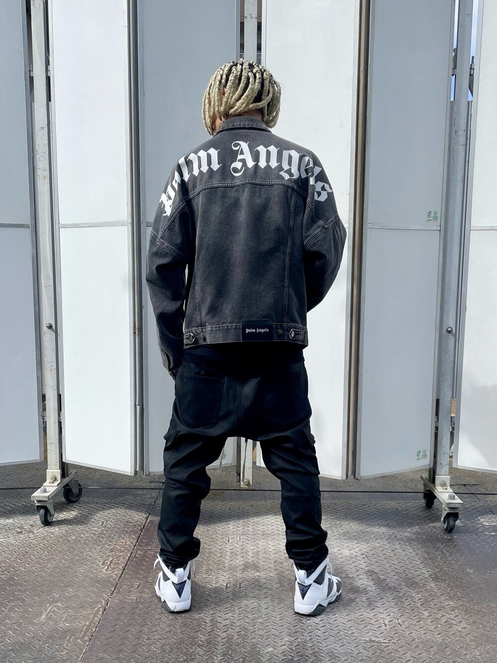 ブラック系のカーゴパンツ、グレー系のデニムジャケット、ブラック系のカーゴパンツを着用したメンズの秋コーディネートの3枚目の写真