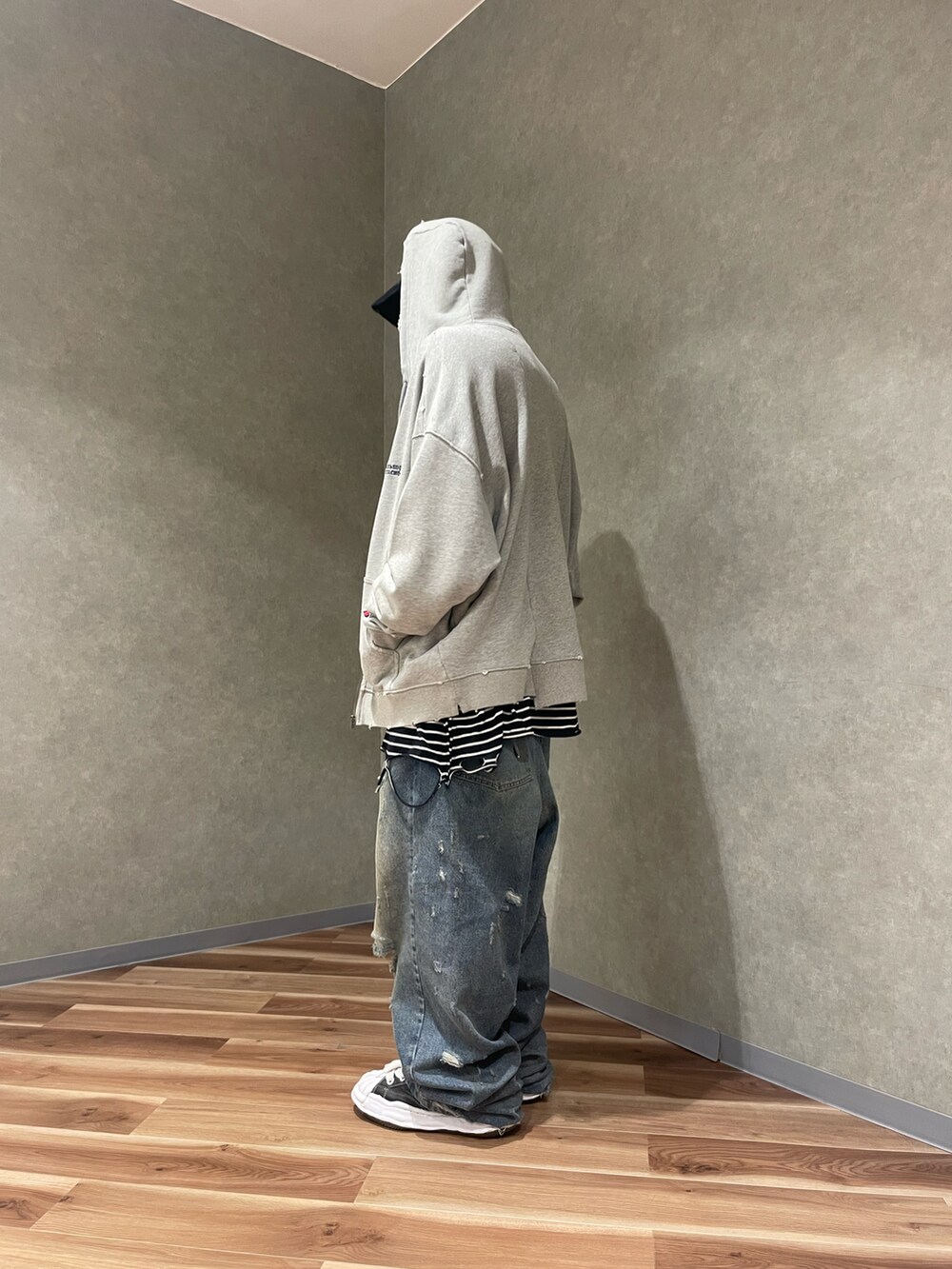 グレー系のパーカーを着用したメンズの春コーディネートの2枚目の写真