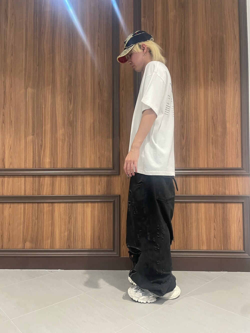 ホワイト系のTシャツ/カットソーを着用したメンズの夏コーディネートの2枚目の写真